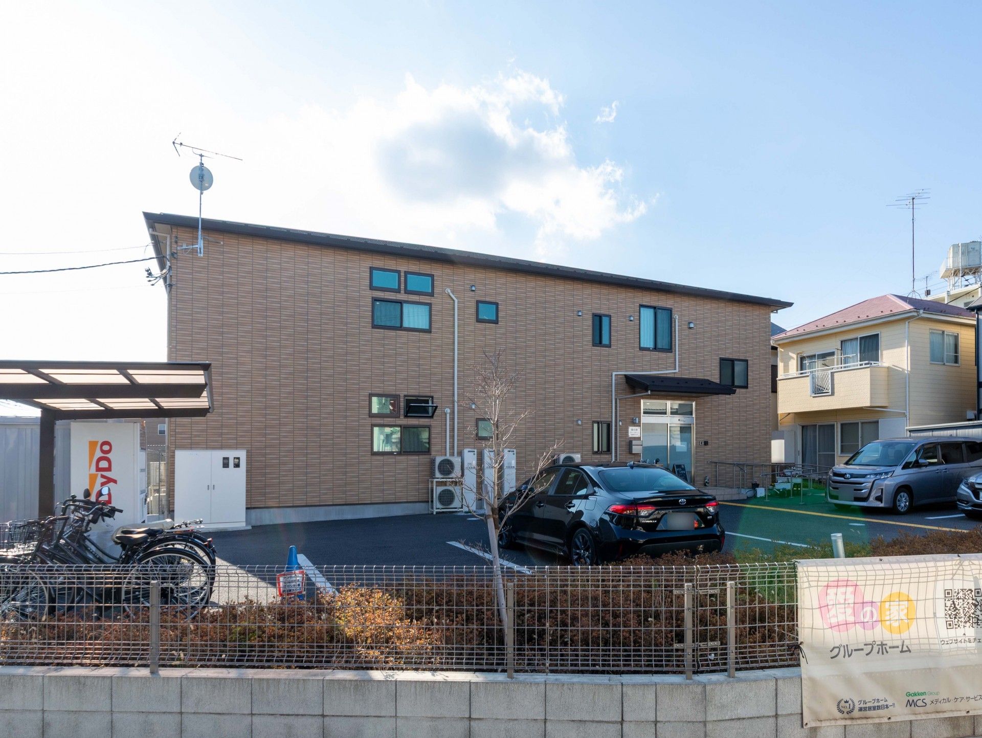 駐車場のある建物外観