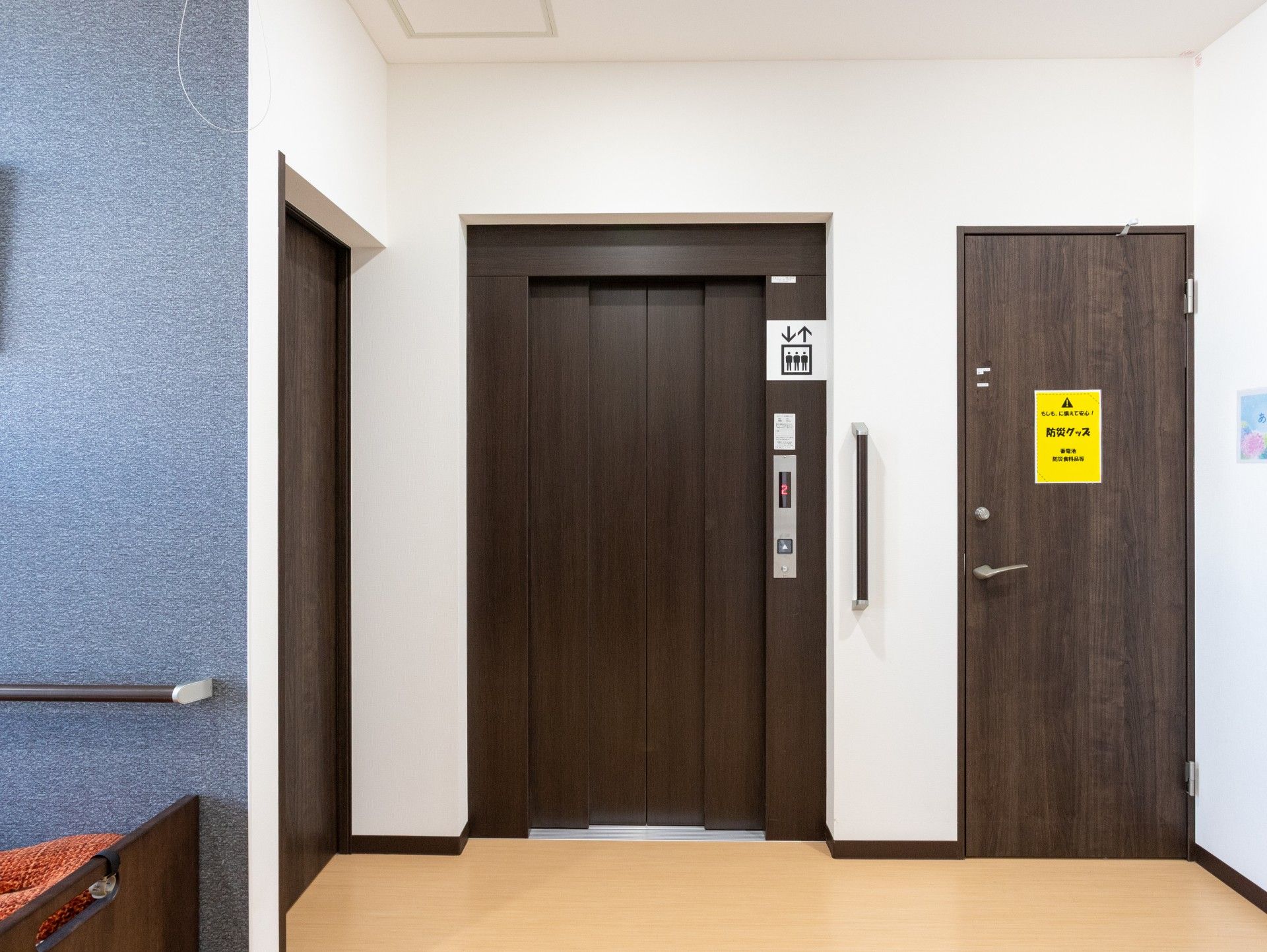 エレベーター前の廊下