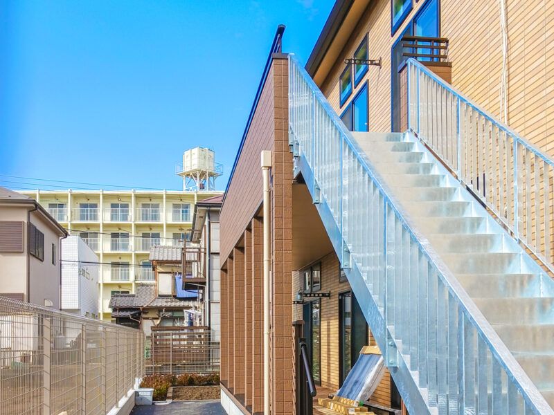 新築そうな明るい建物階段