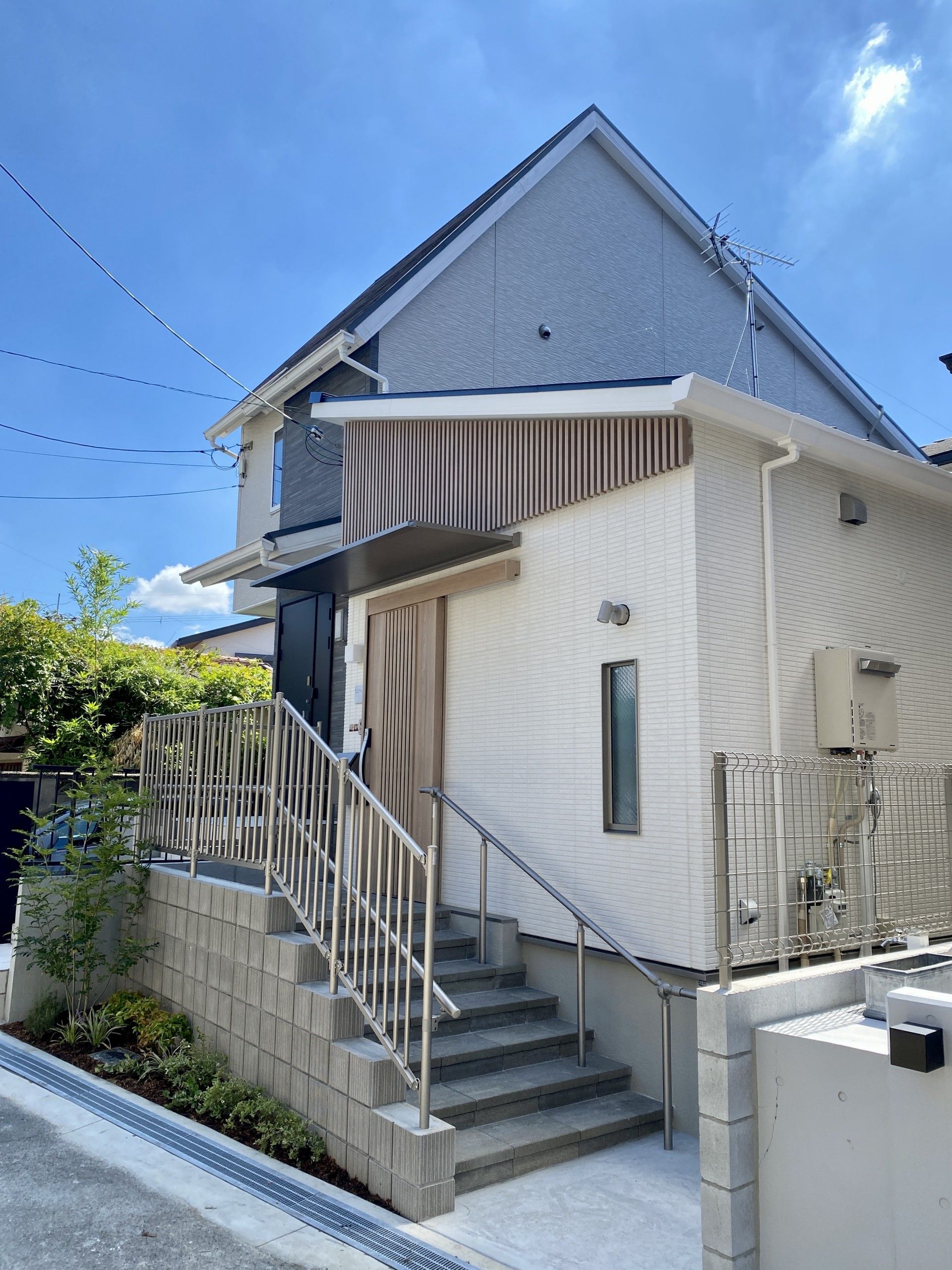 玄関口に階段が付いている和の雰囲気が漂う施設