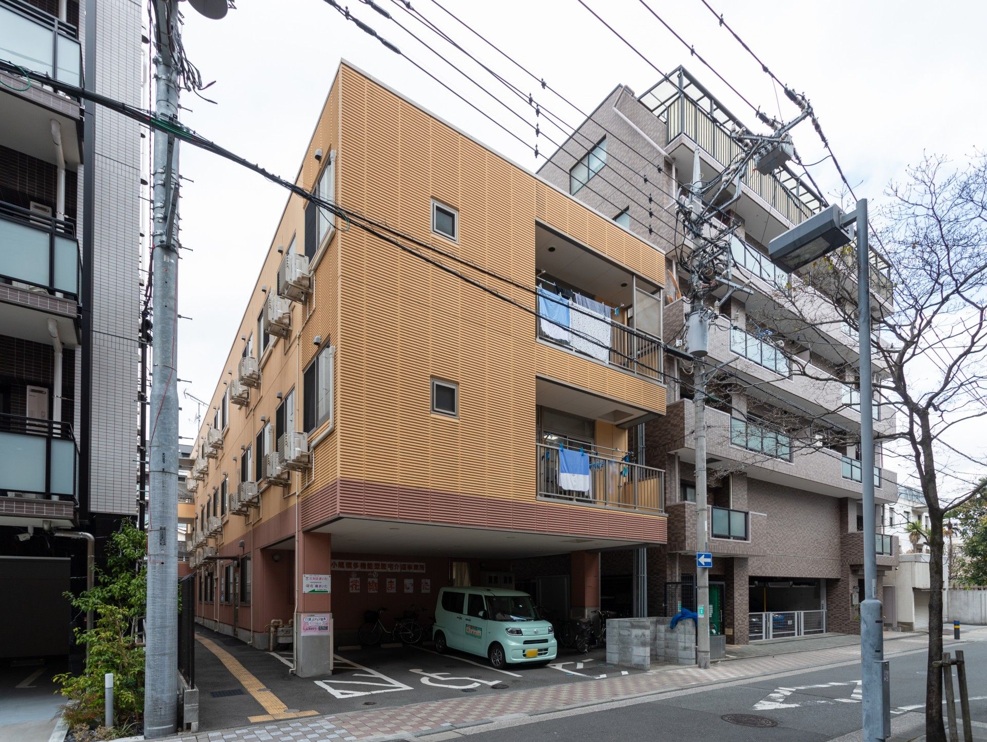 ゆとりのある外観の施設