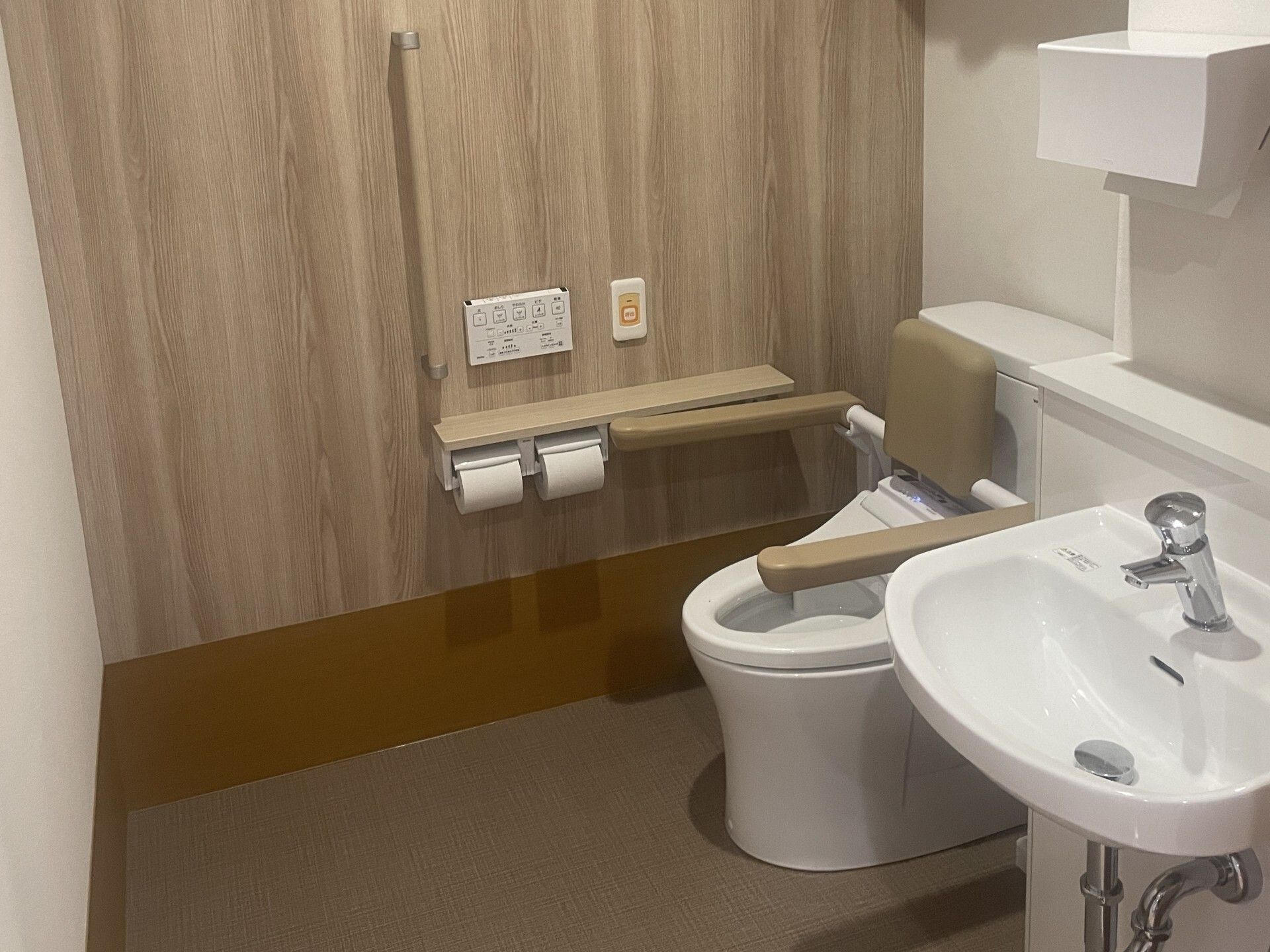 清潔なエレベーター前