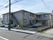 ゆったりとした外観の建物