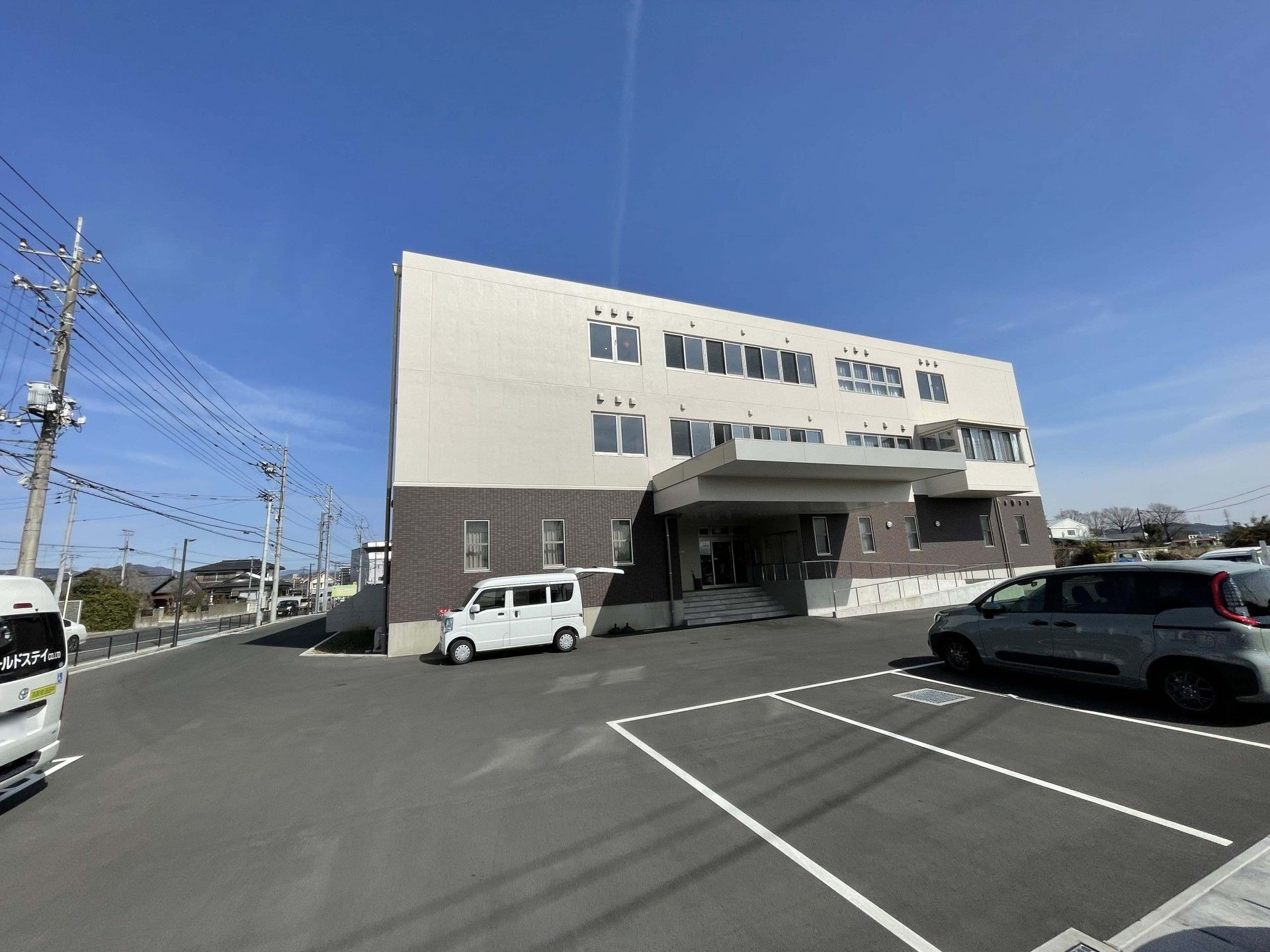 広々とした駐車場の建物