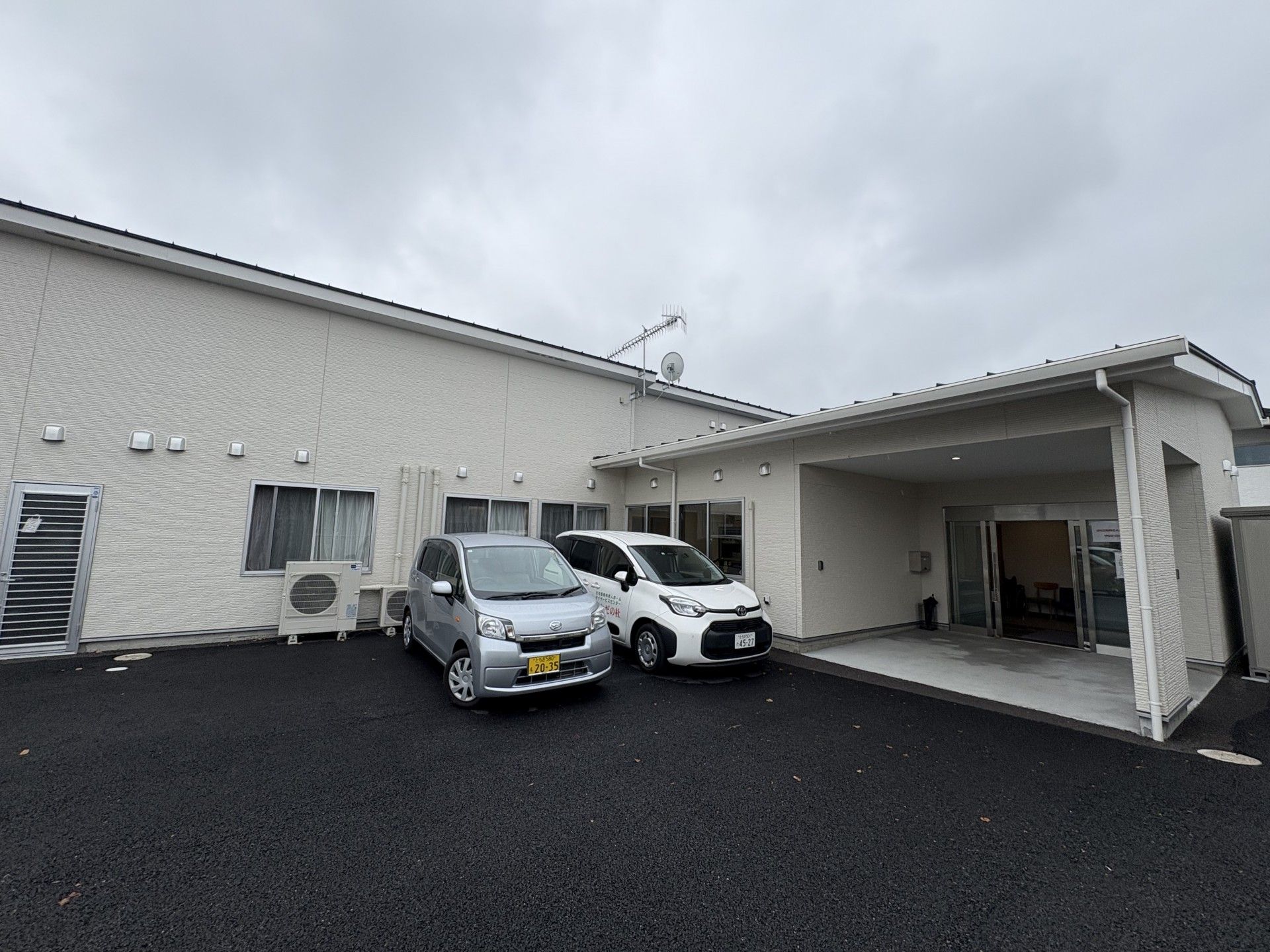 車が停まるエントランス