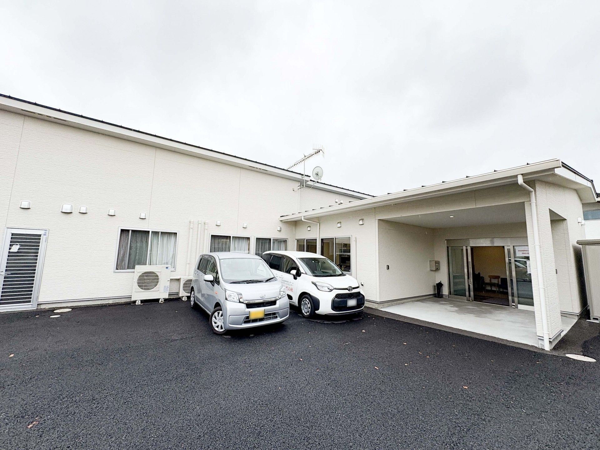 駐車場と建物の外観