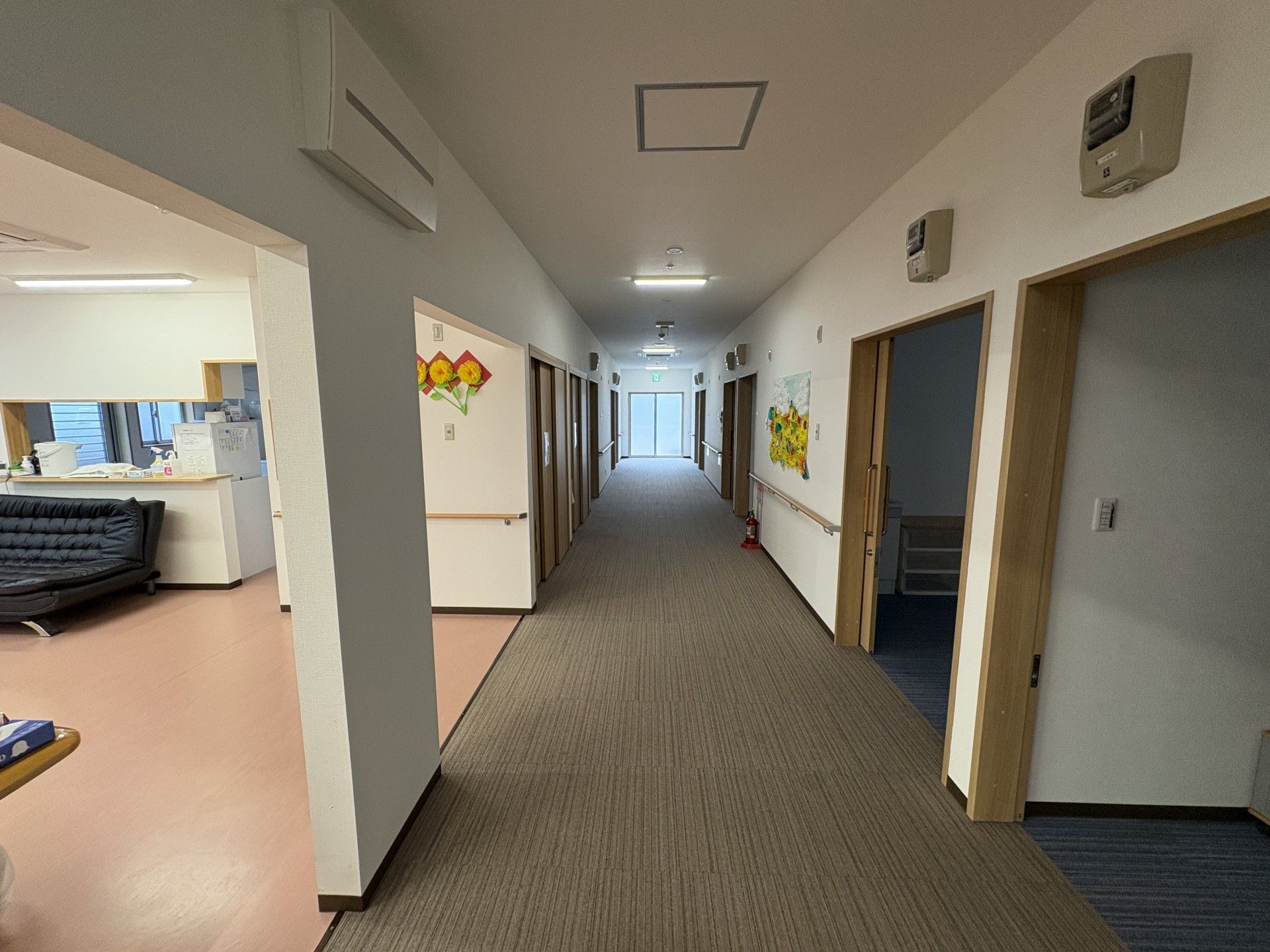 長い廊下と居室の扉