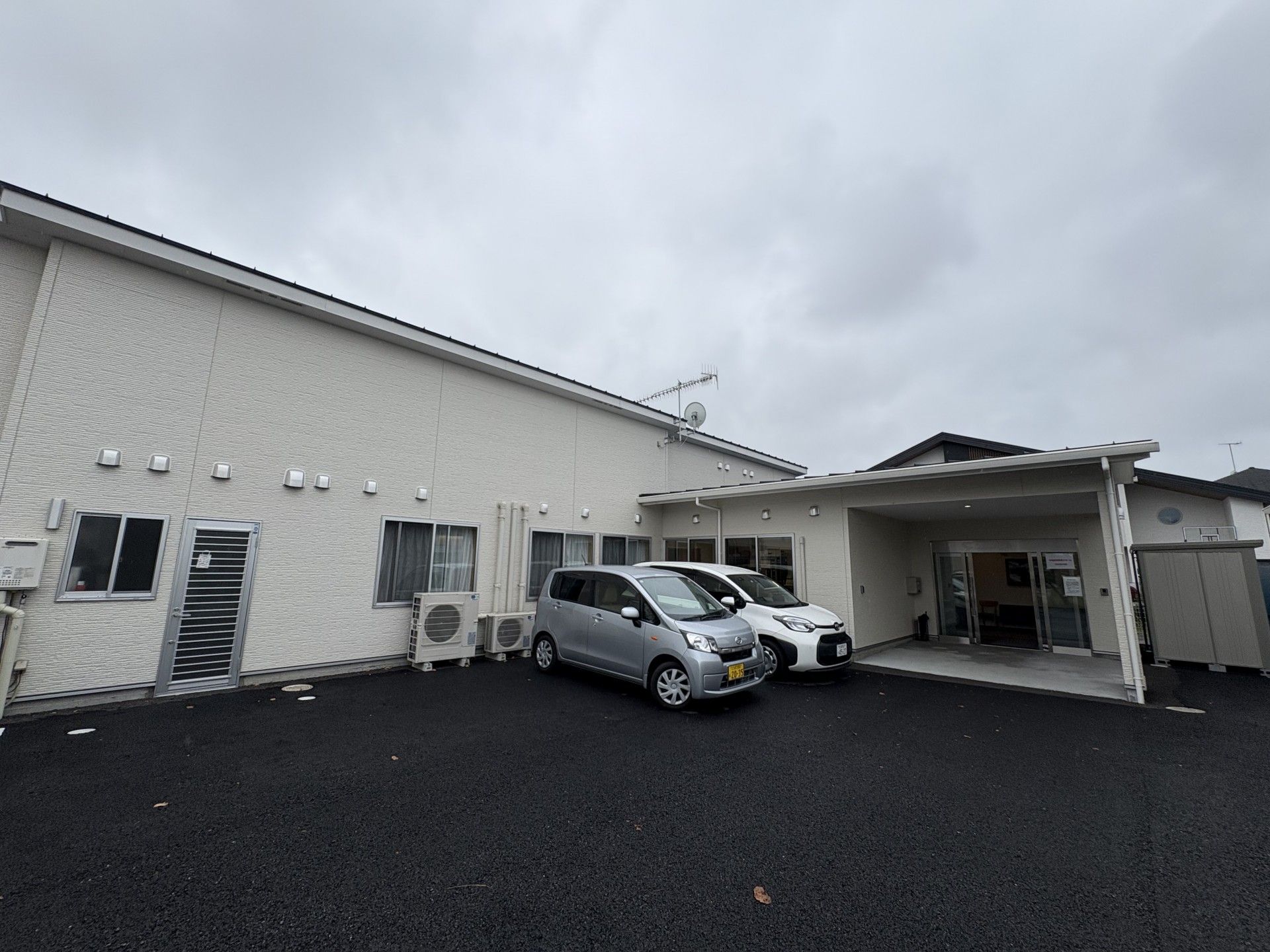 駐車場と建物の外観