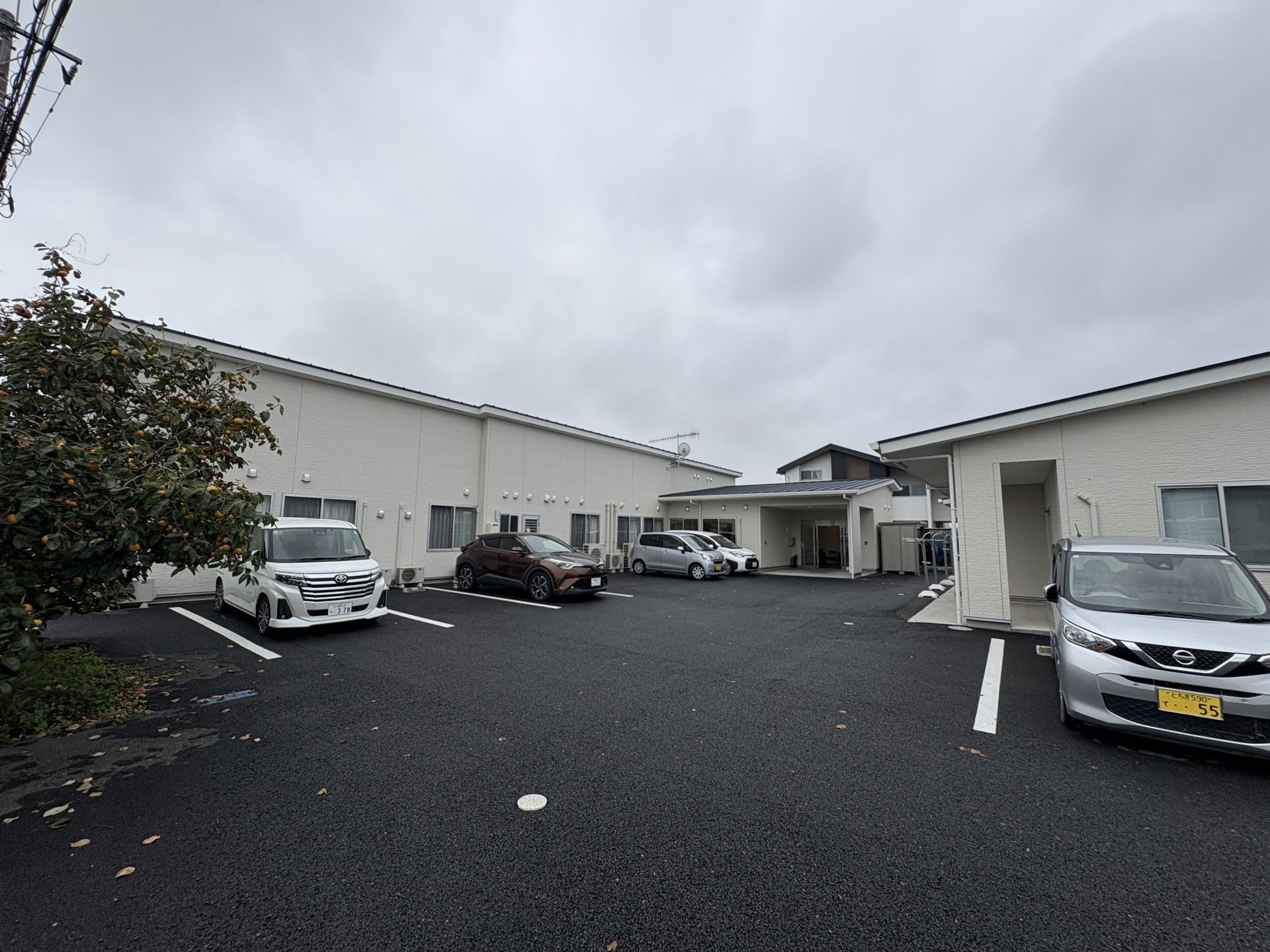 駐車場のある建物外観