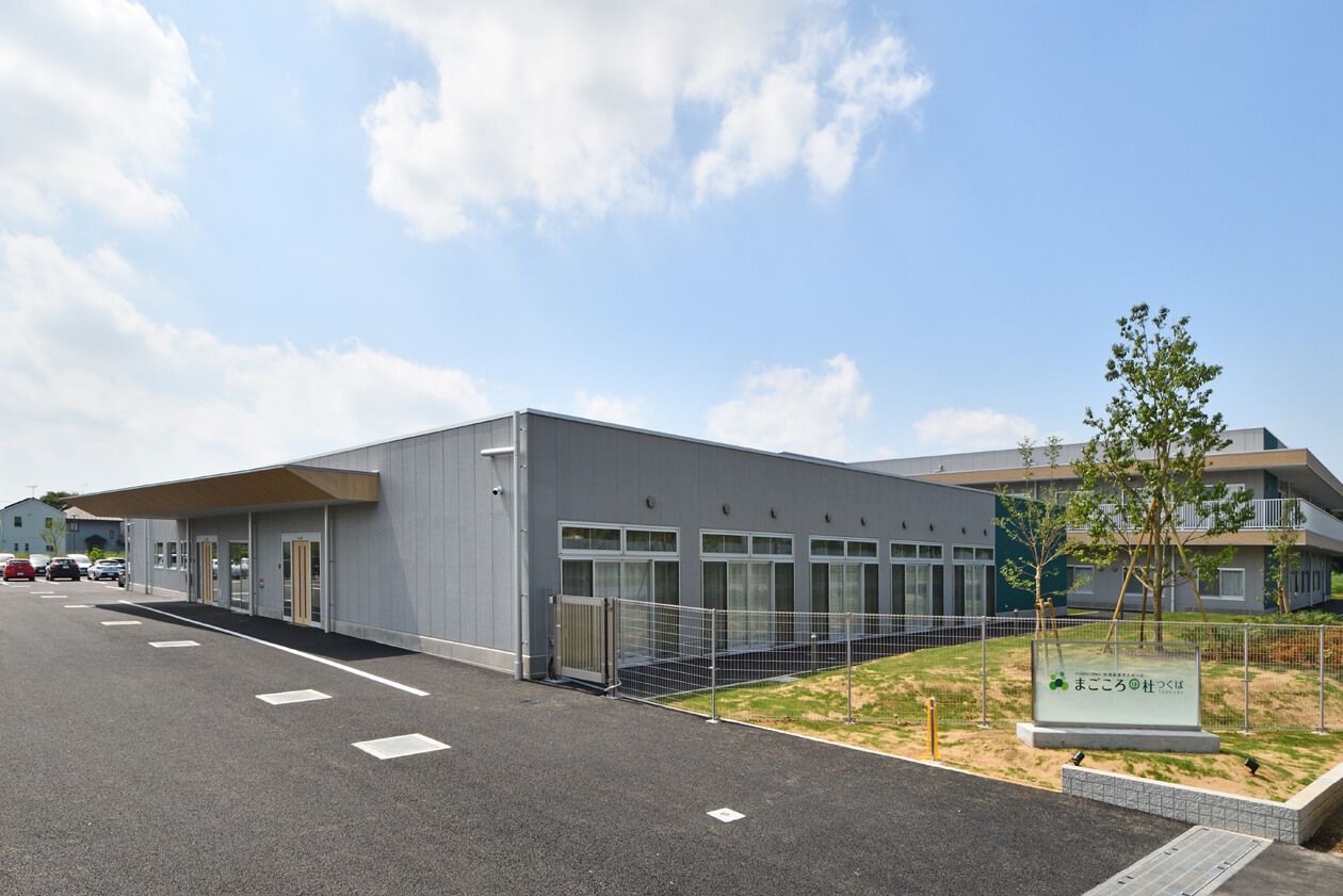 広々とした新しい施設外観