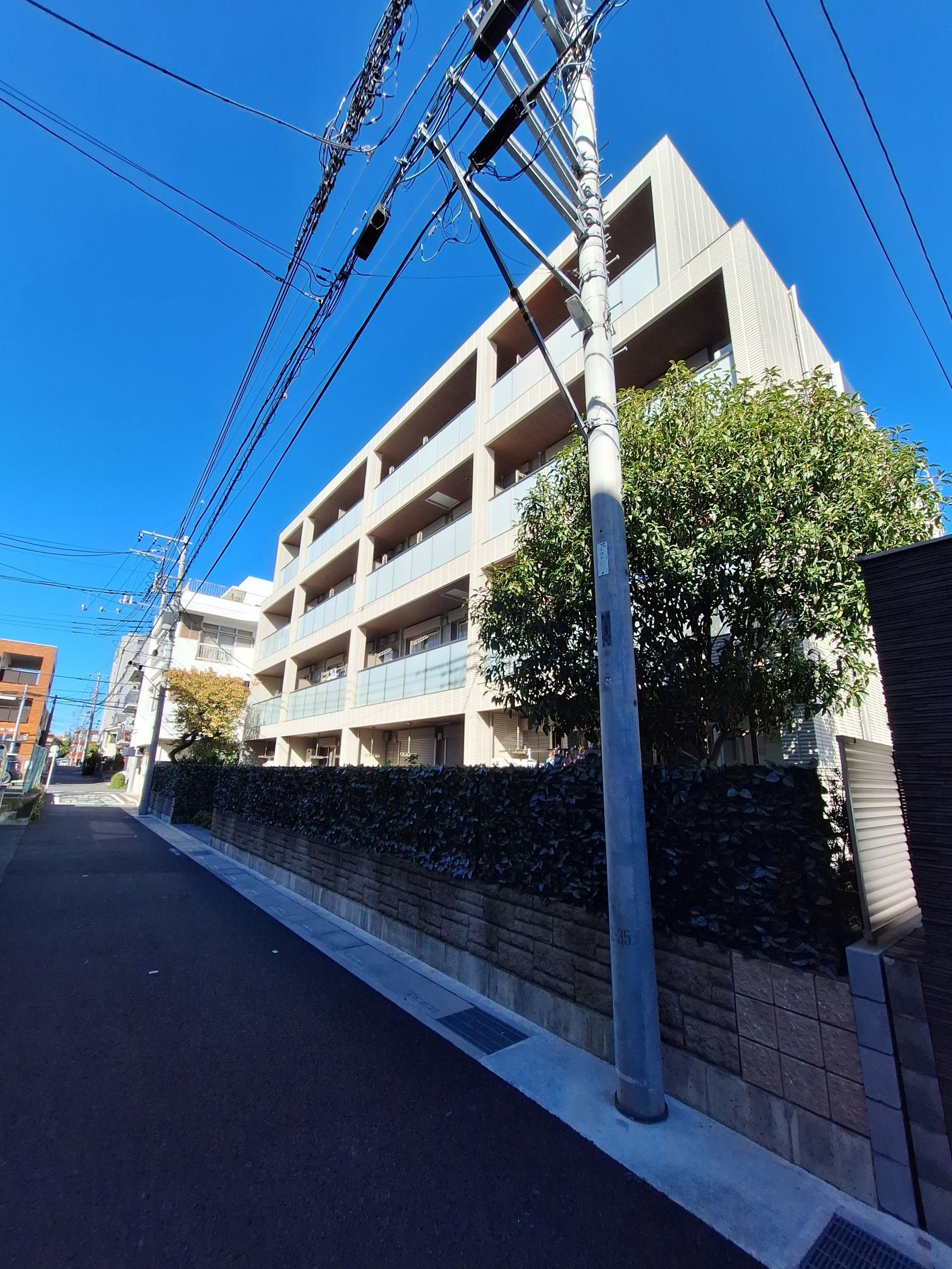 モダンな建物の外観