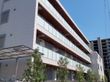 明るい建物の外観