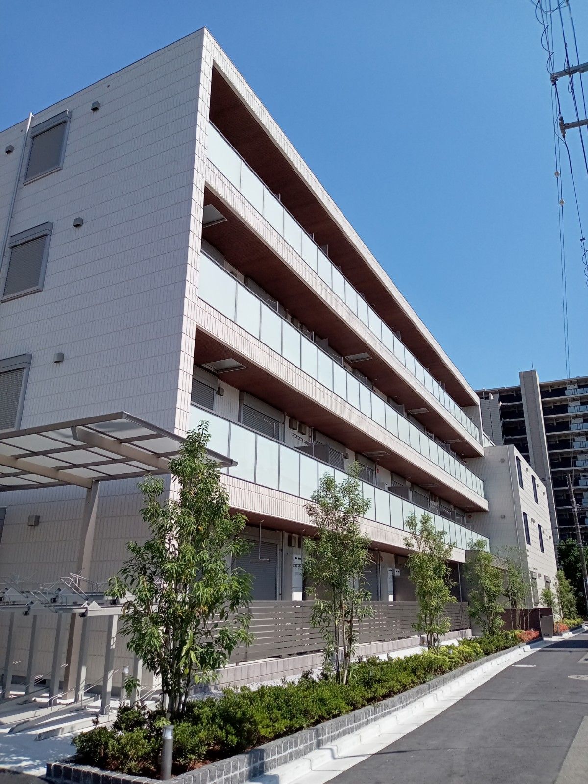 白壁のモダンな建物外観
