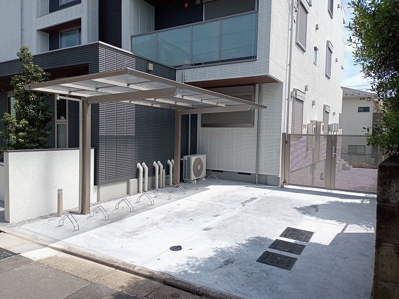 駐輪スペースのある建物外観