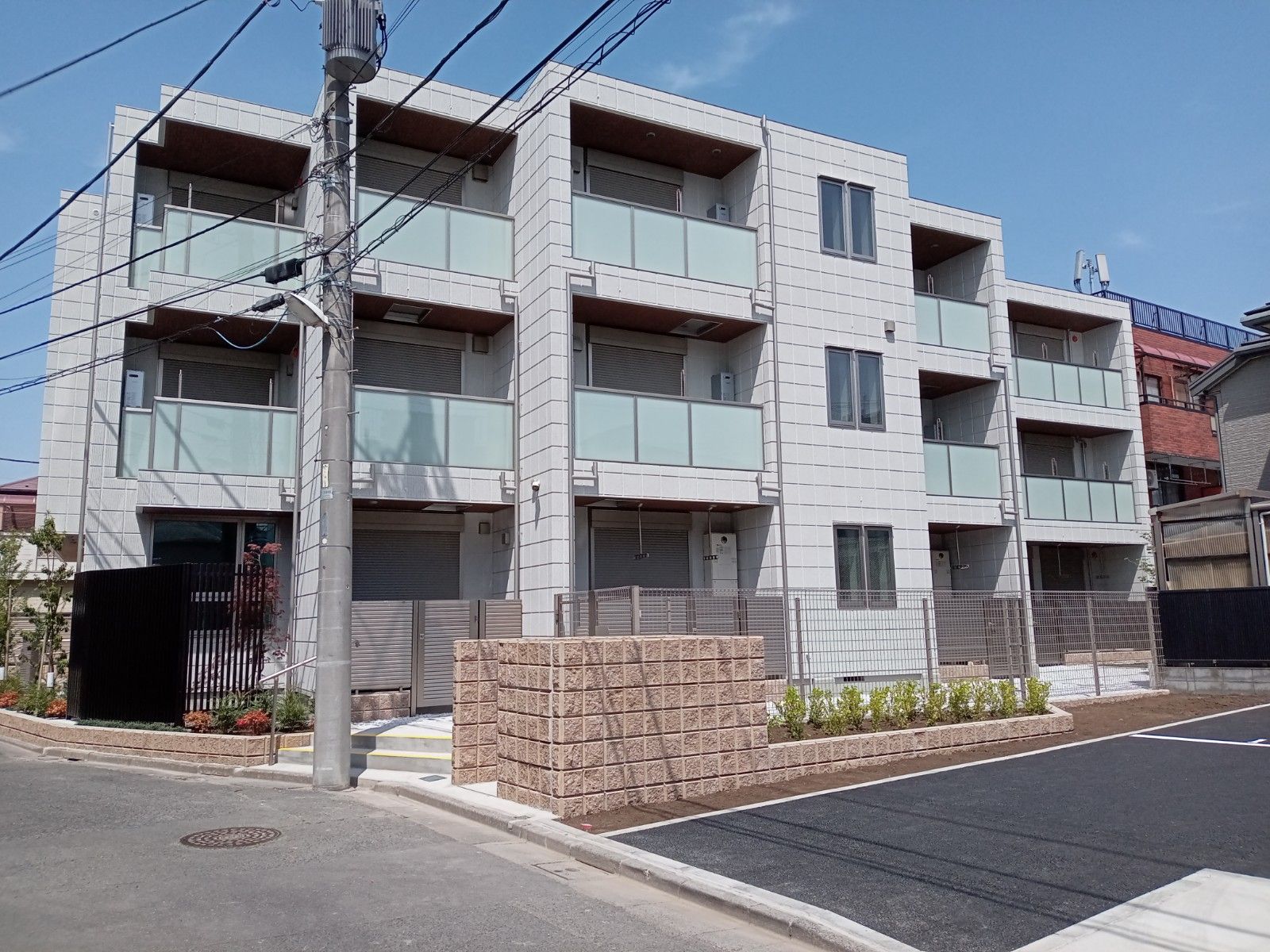 新築そうな建物の外観