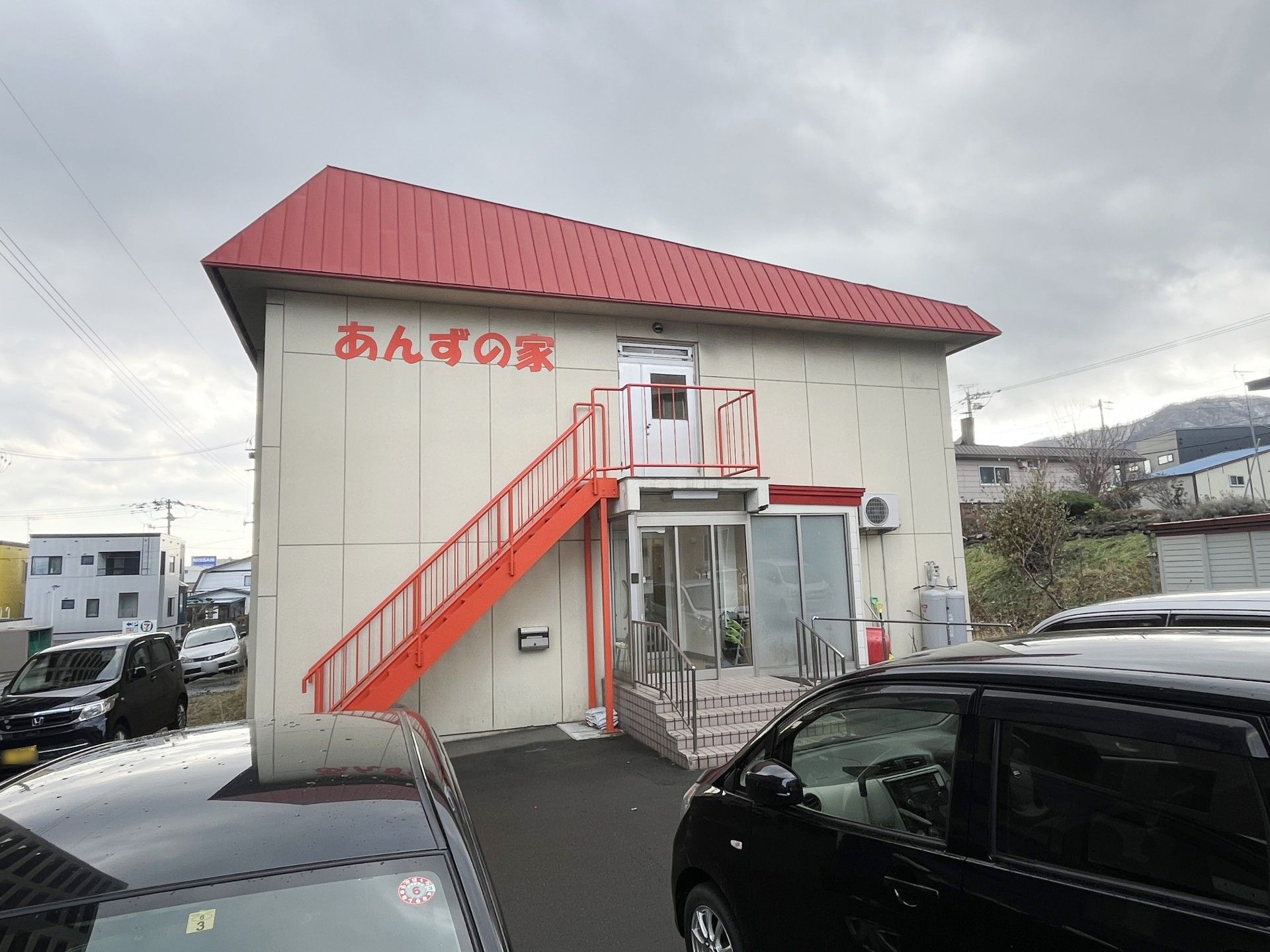 新聞を読む高齢の男性