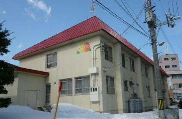 ゆとりのある建物の外観