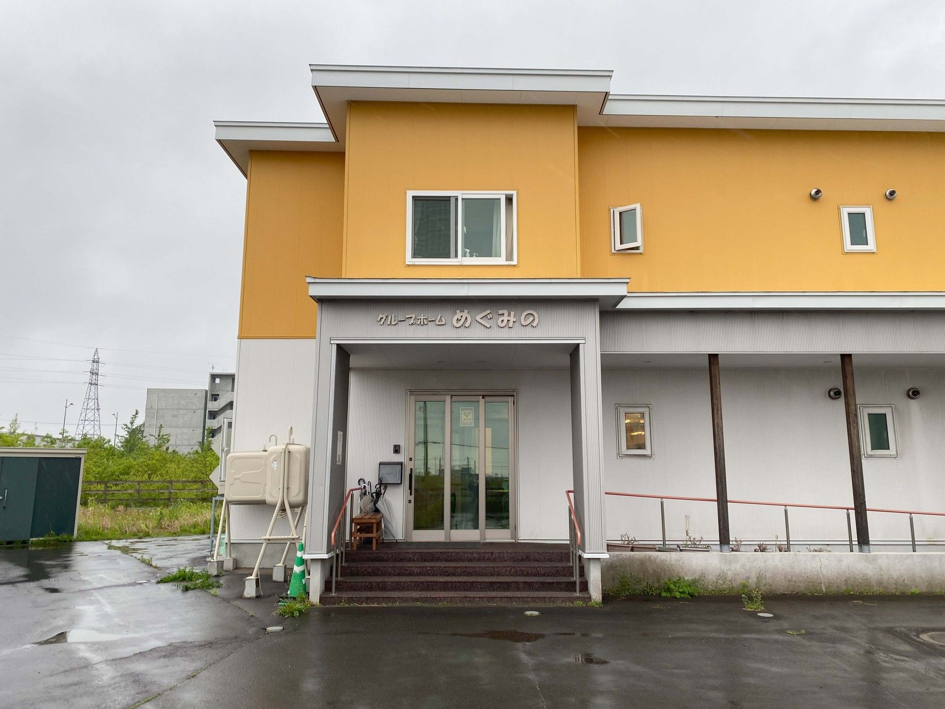 明るい外観の建物入口