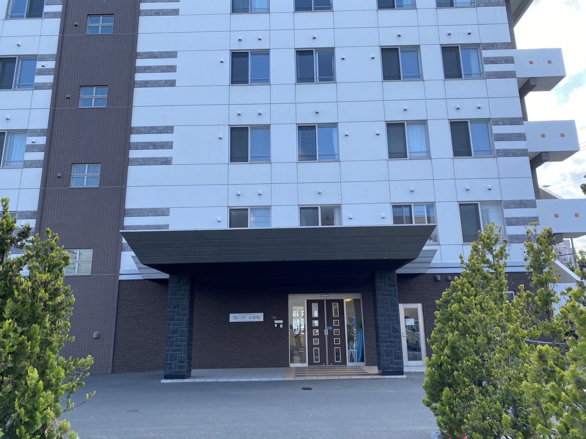 明るく広々とした施設内
