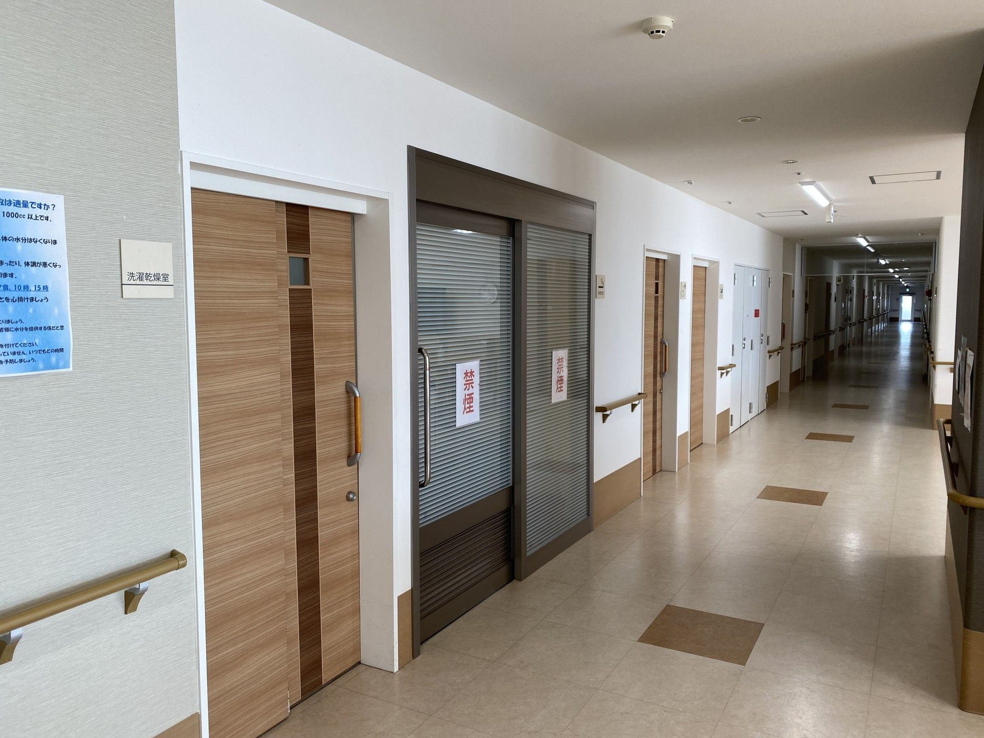 明るく広々とした廊下