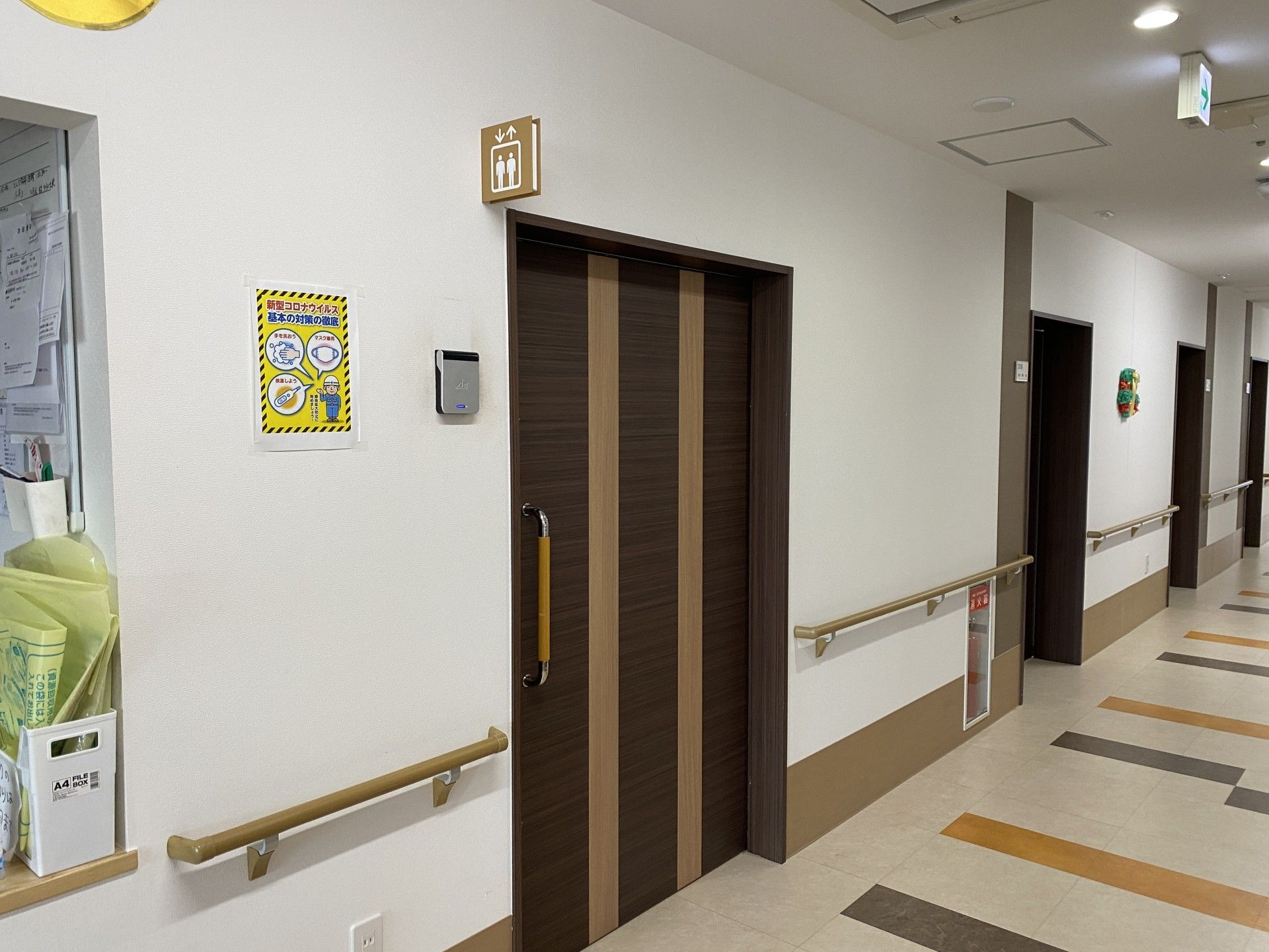 手すり付き廊下の一角