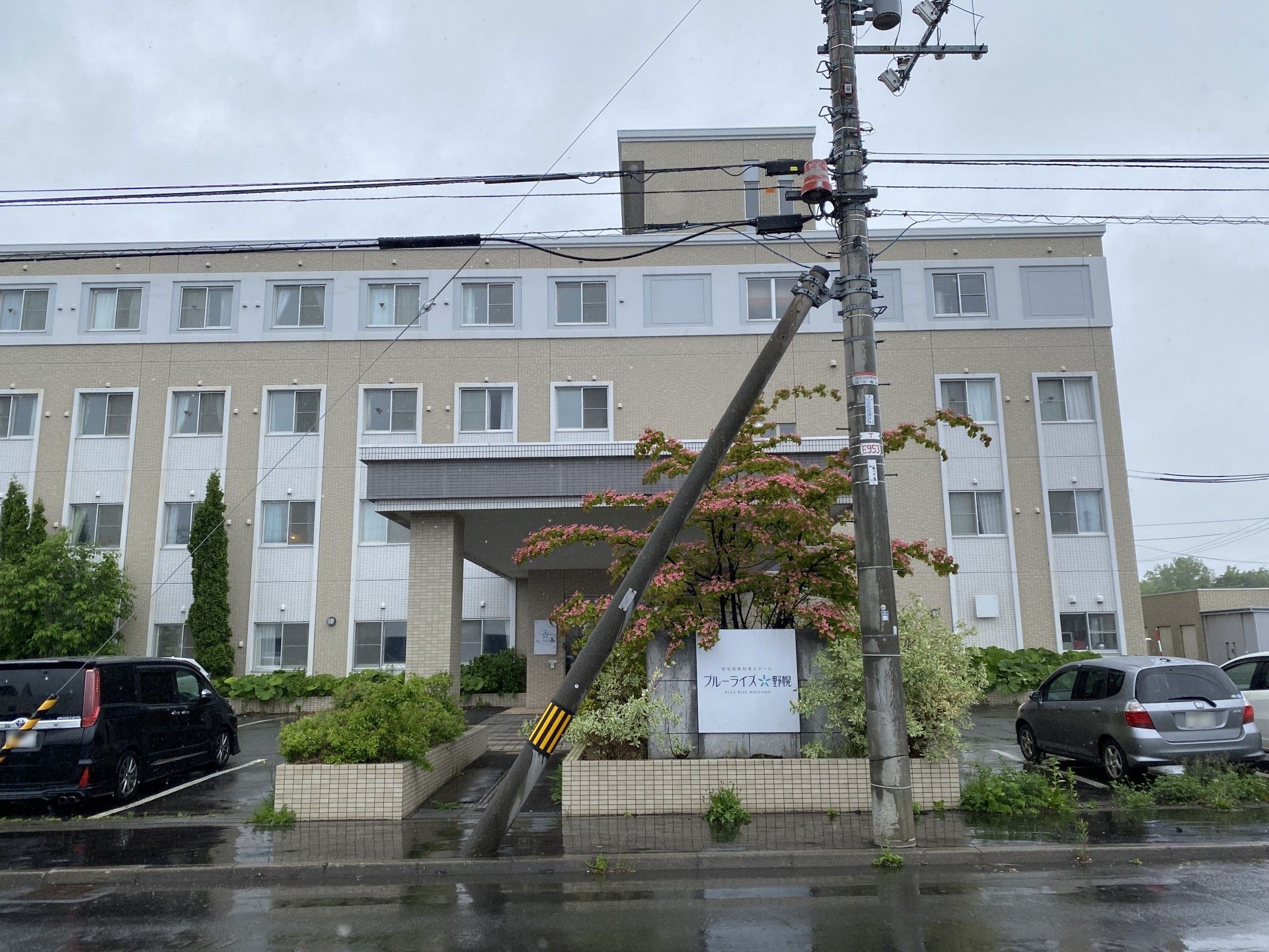 クリームベージュ色の建物