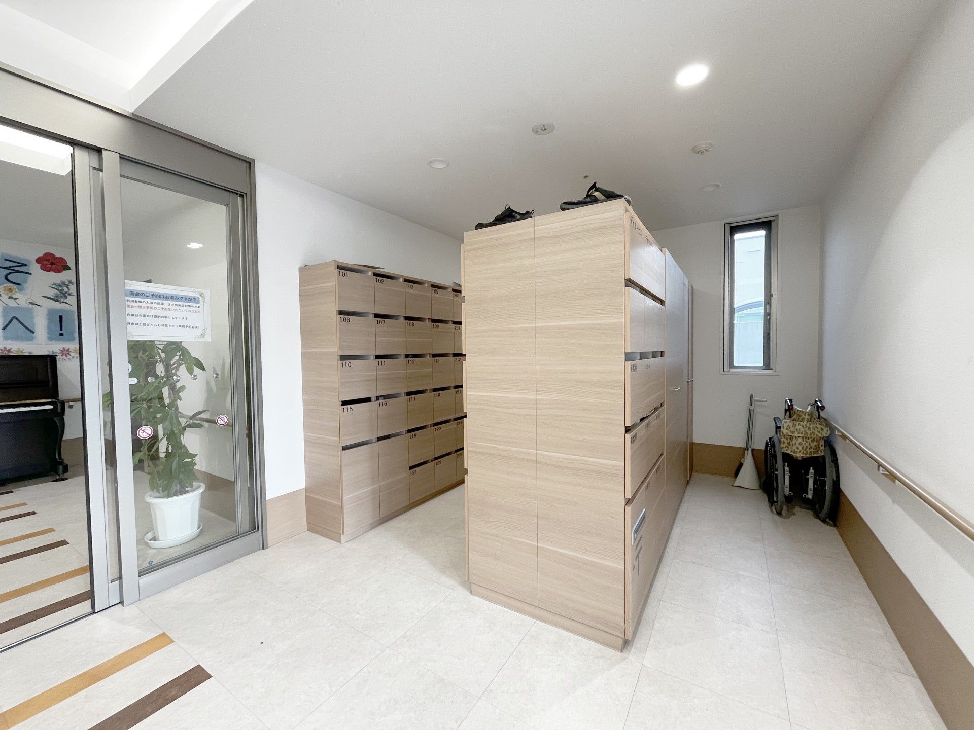 靴箱と車椅子のある廊下