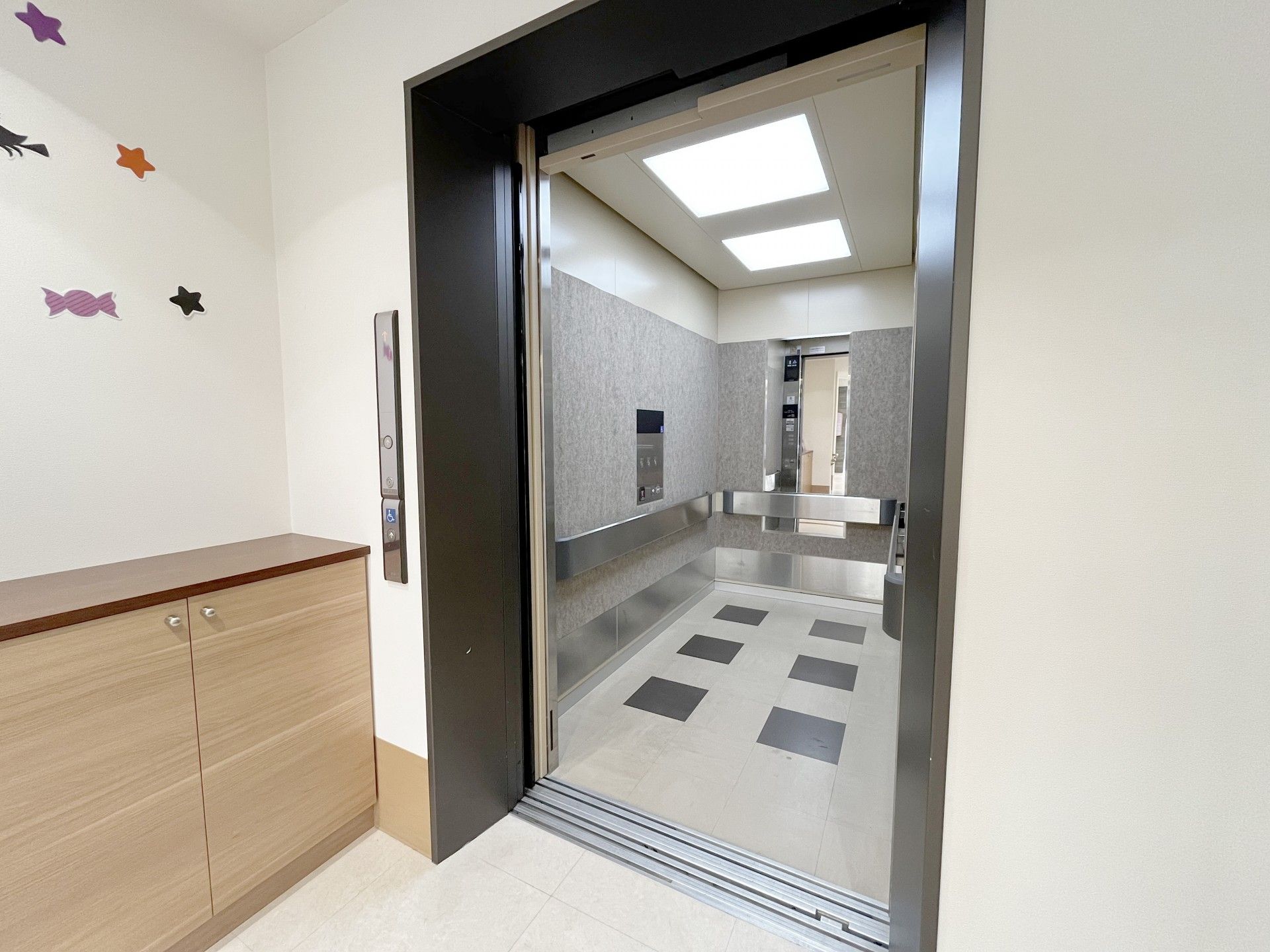 広いエレベーターの入口