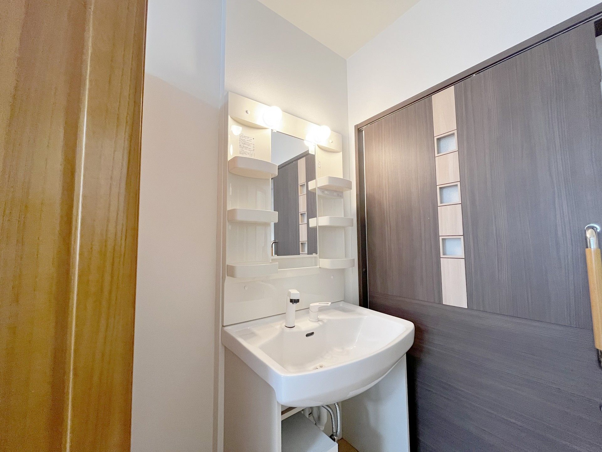 洗面台と収納棚