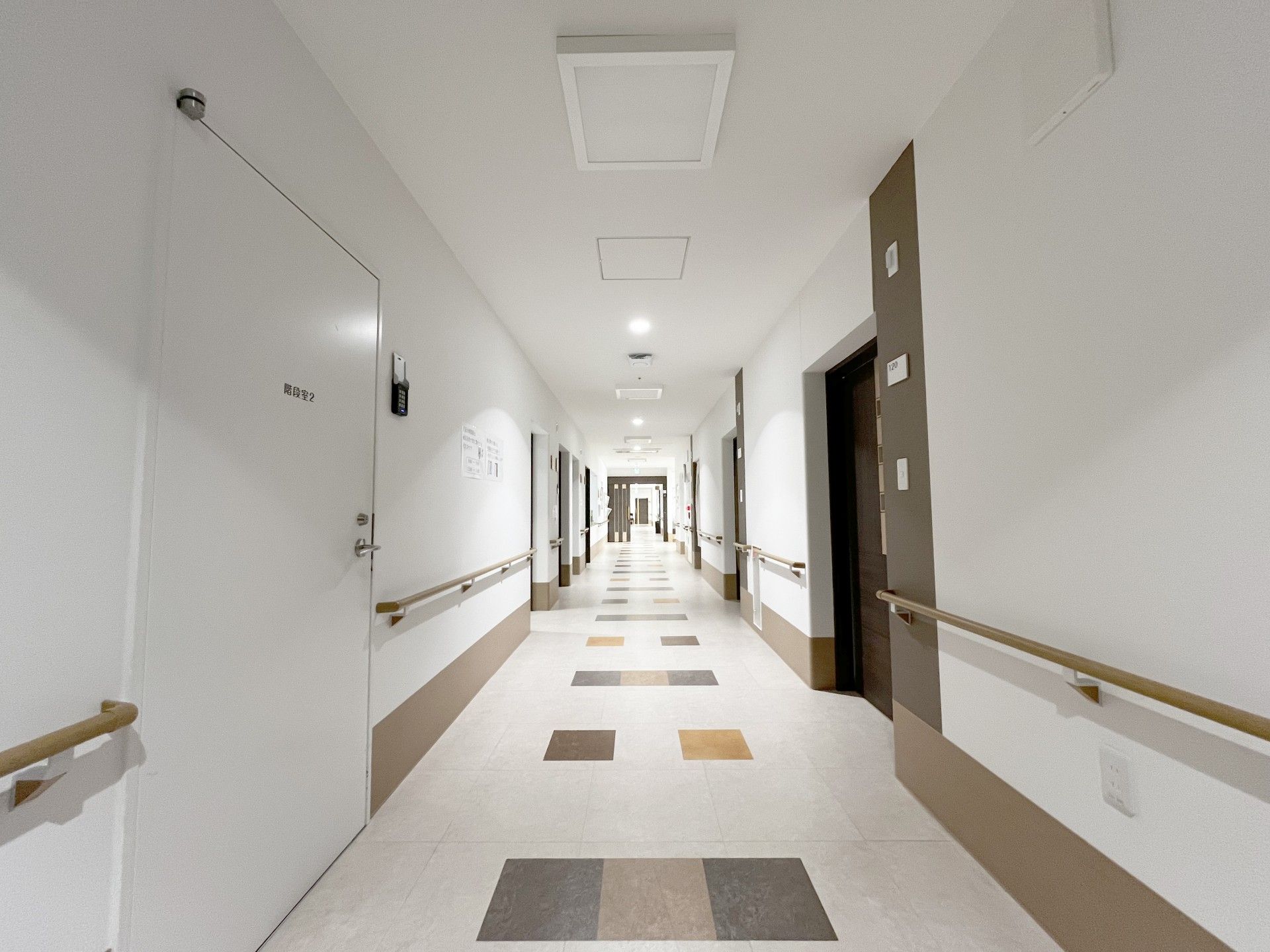 手すり付きの長い廊下
