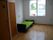 お部屋には、ベッド、窓が設置されている。