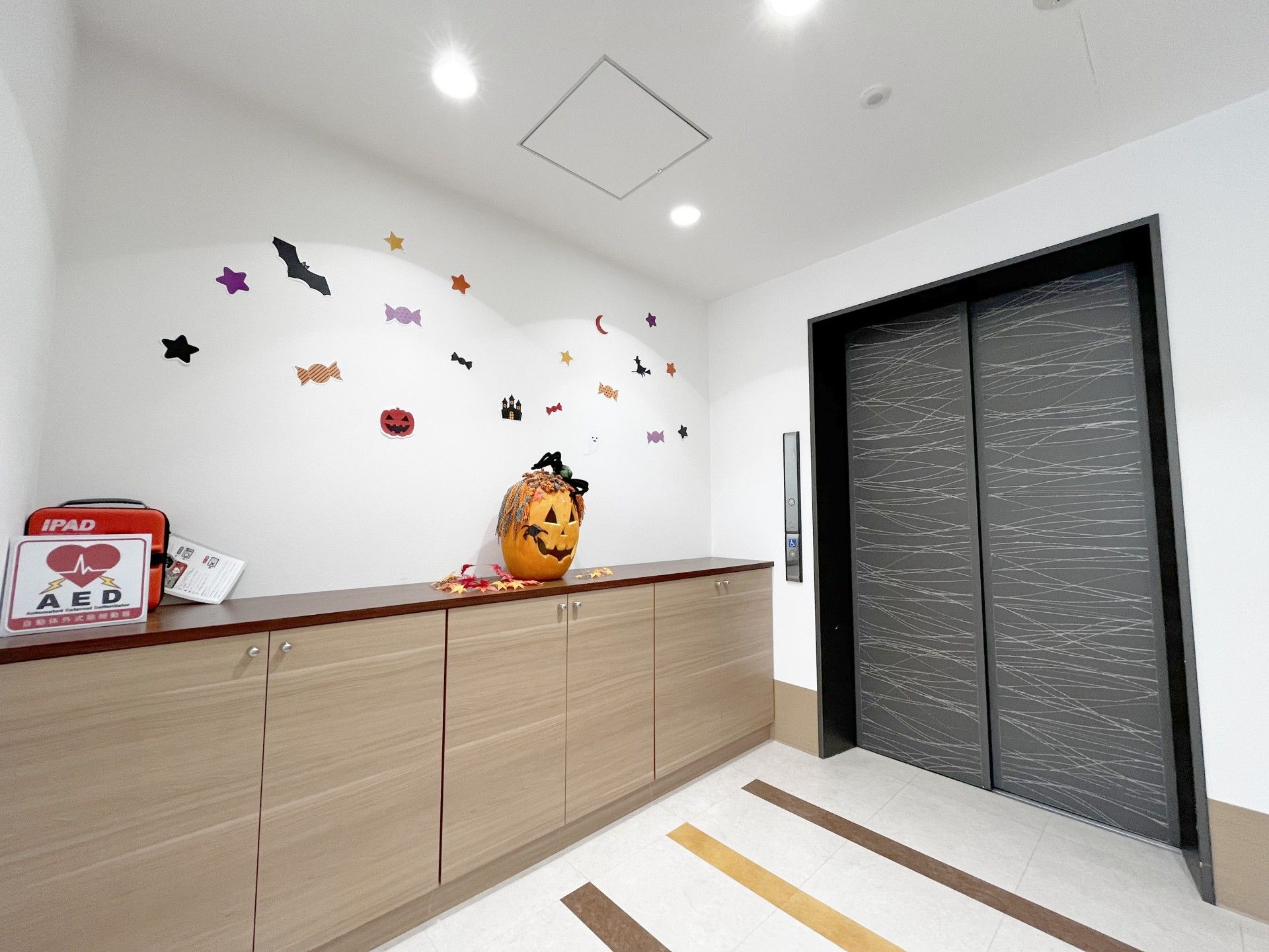 季節の飾りがある廊下