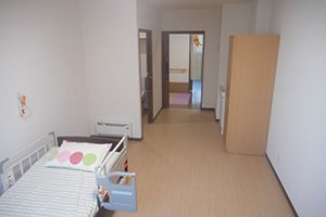お部屋には、介護ベッド、クローゼットが設置されている。