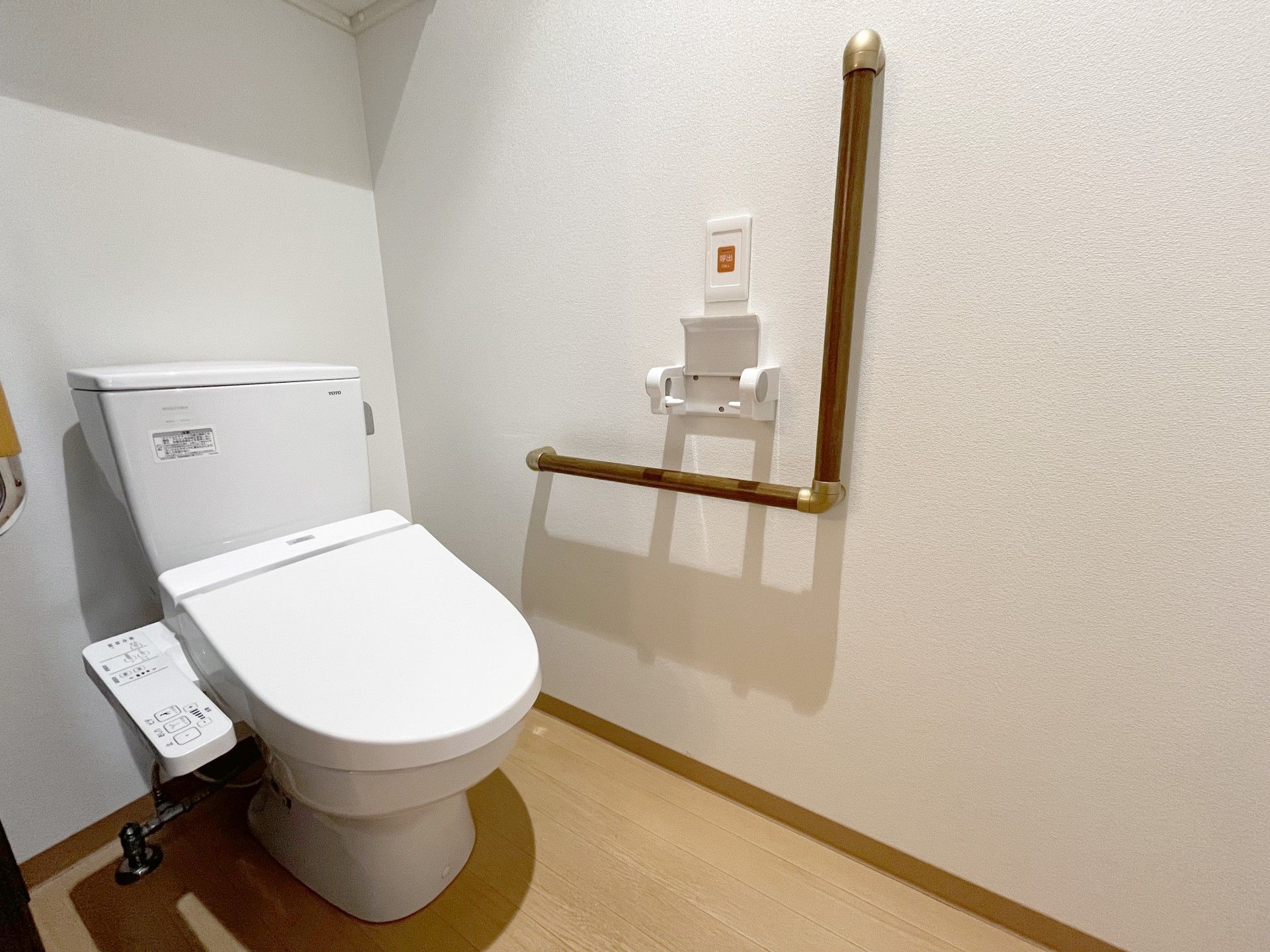 手すり付きのトイレ