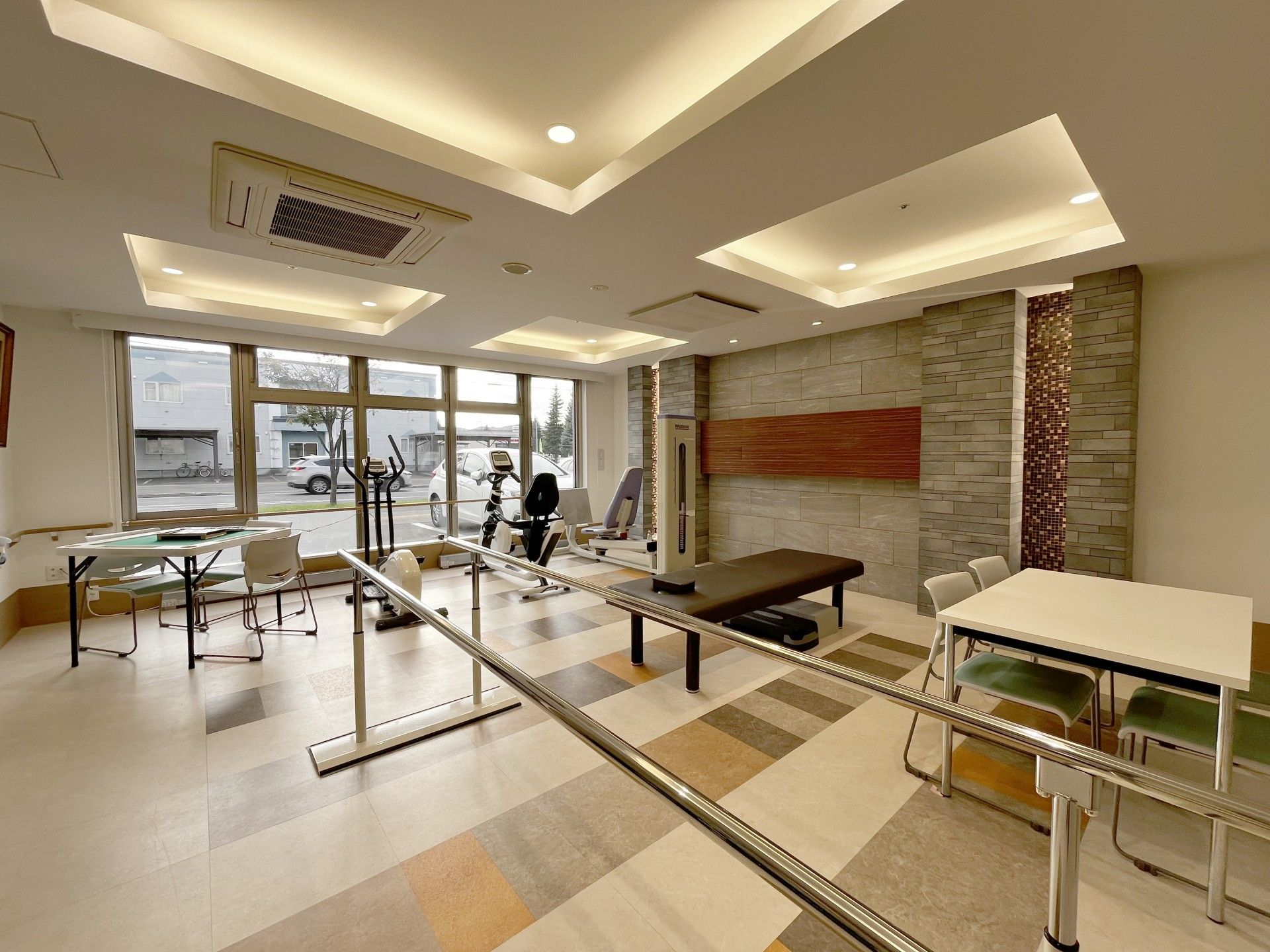 運動器具とテーブルのある部屋