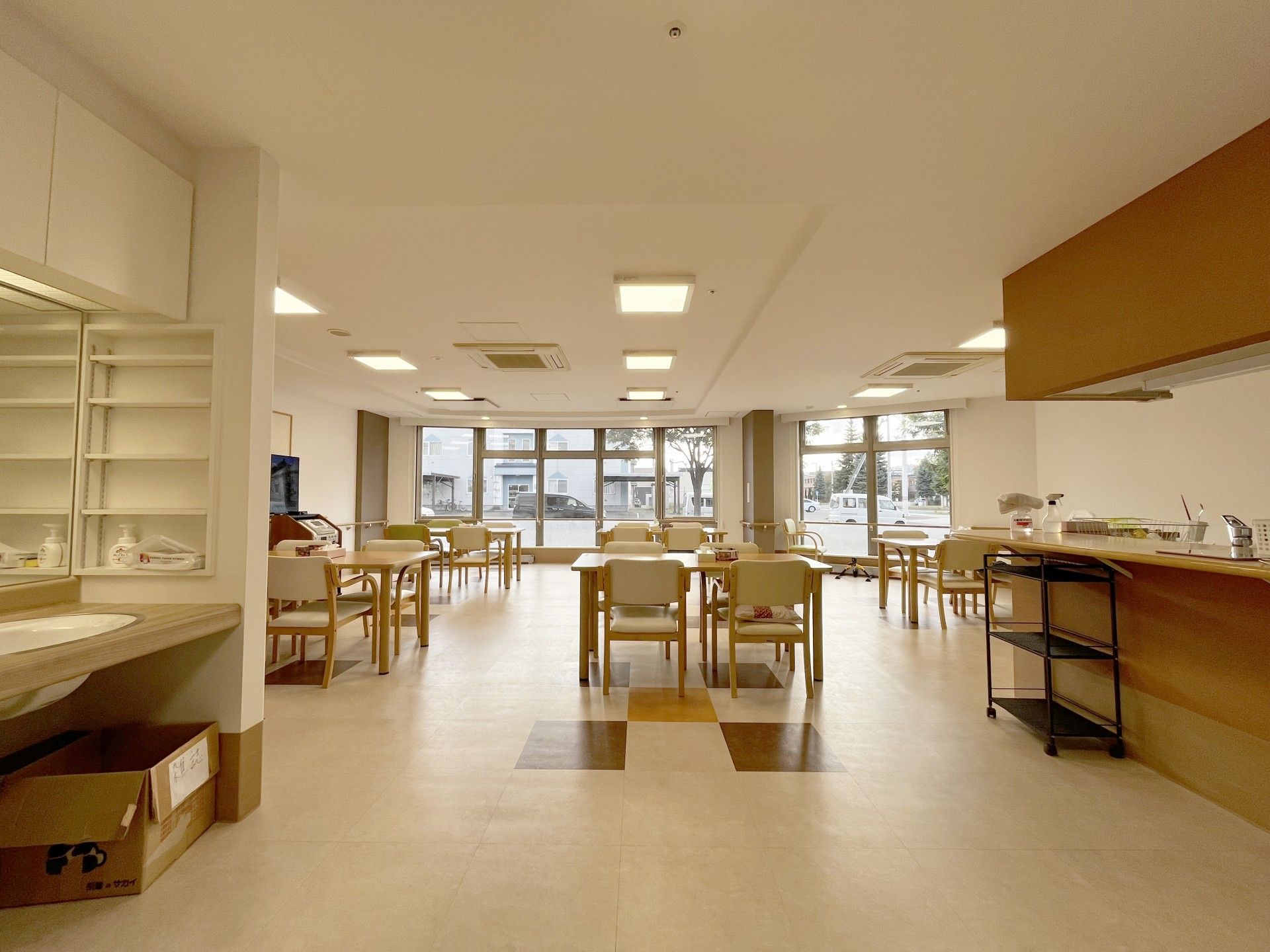 広々とした食事スペース