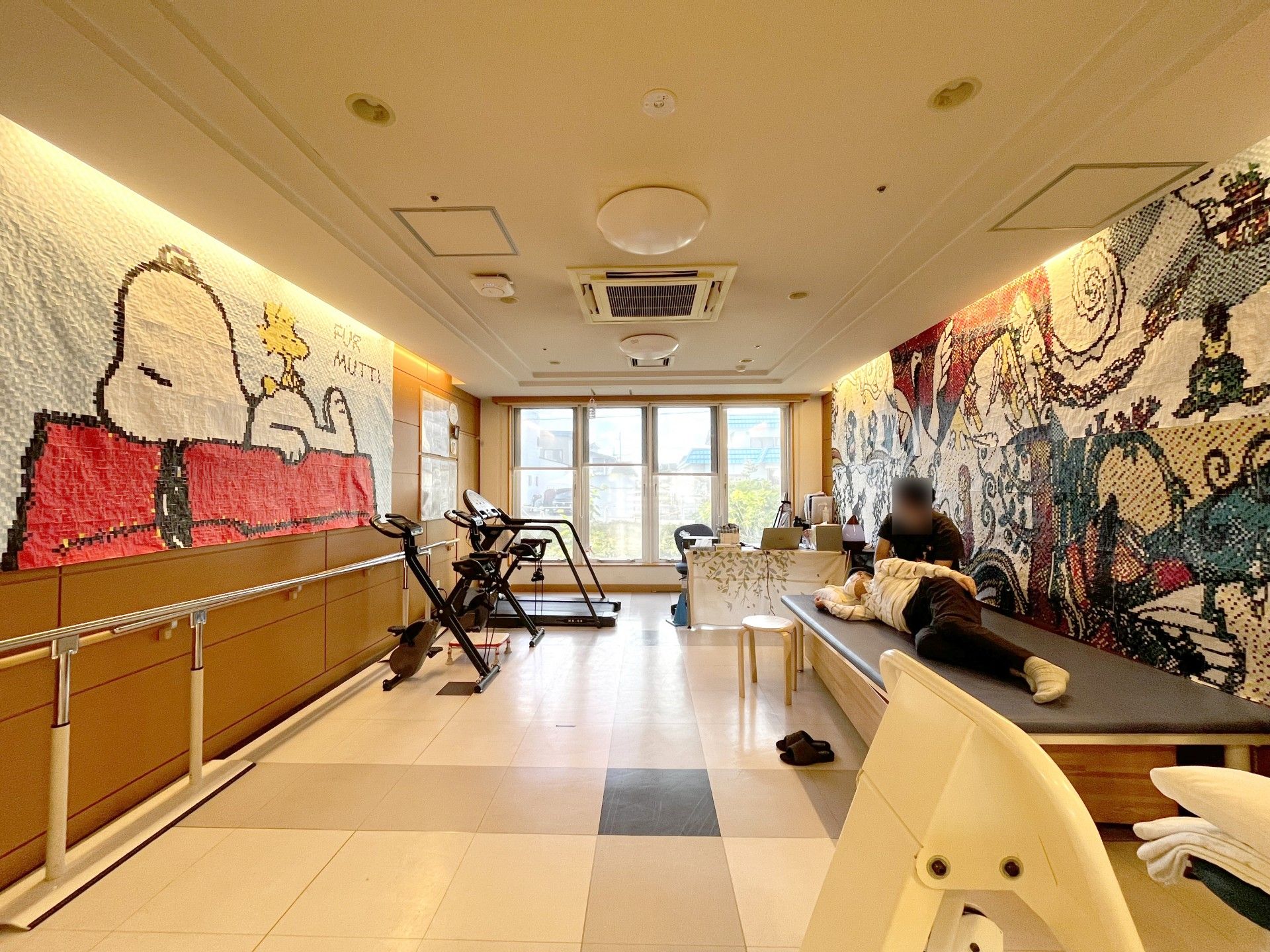 壁画のあるリハビリ室