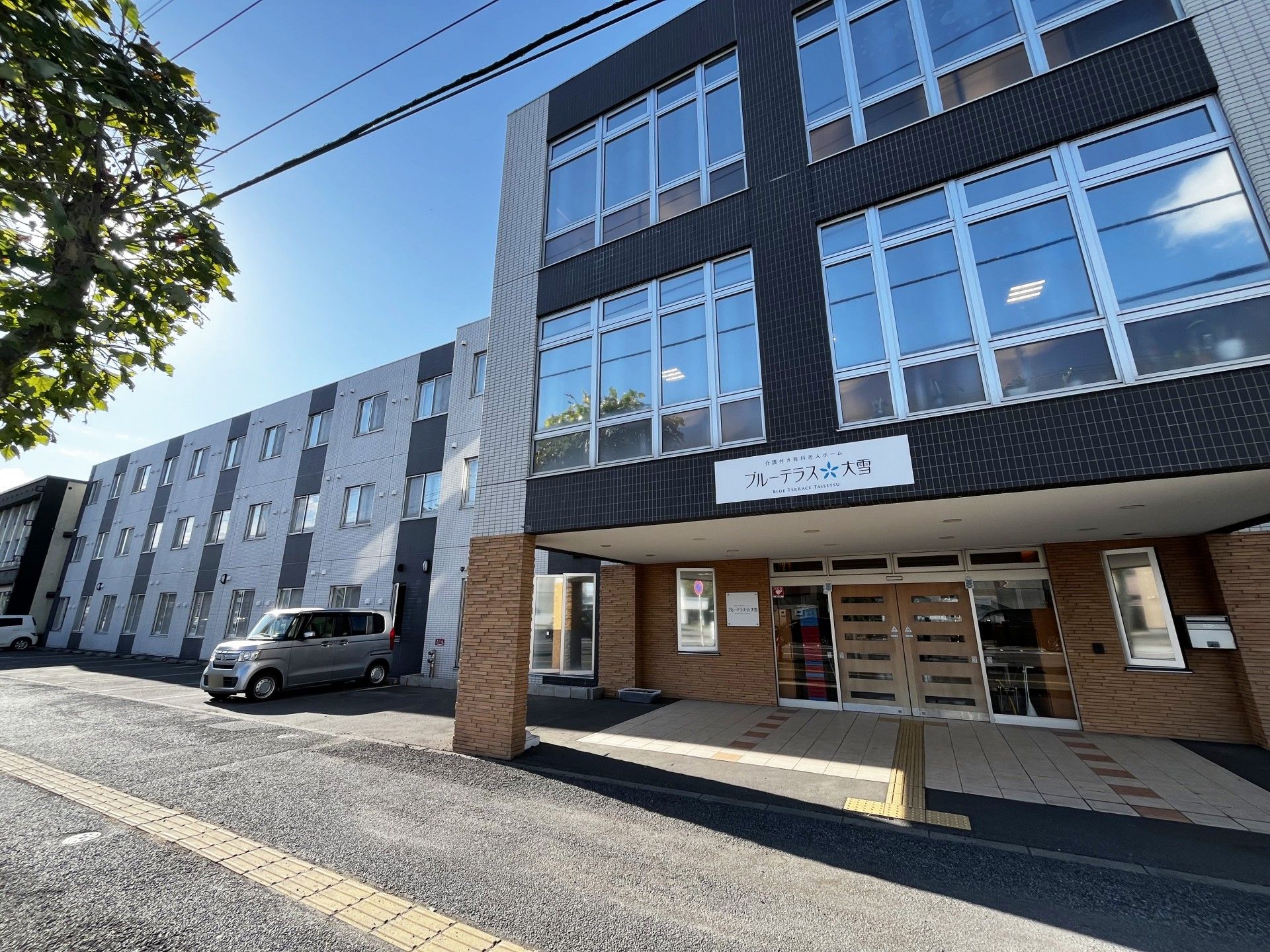 広いエントランスの建物