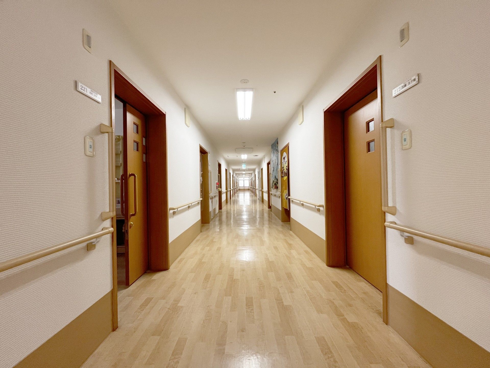 手すり付きの長い廊下