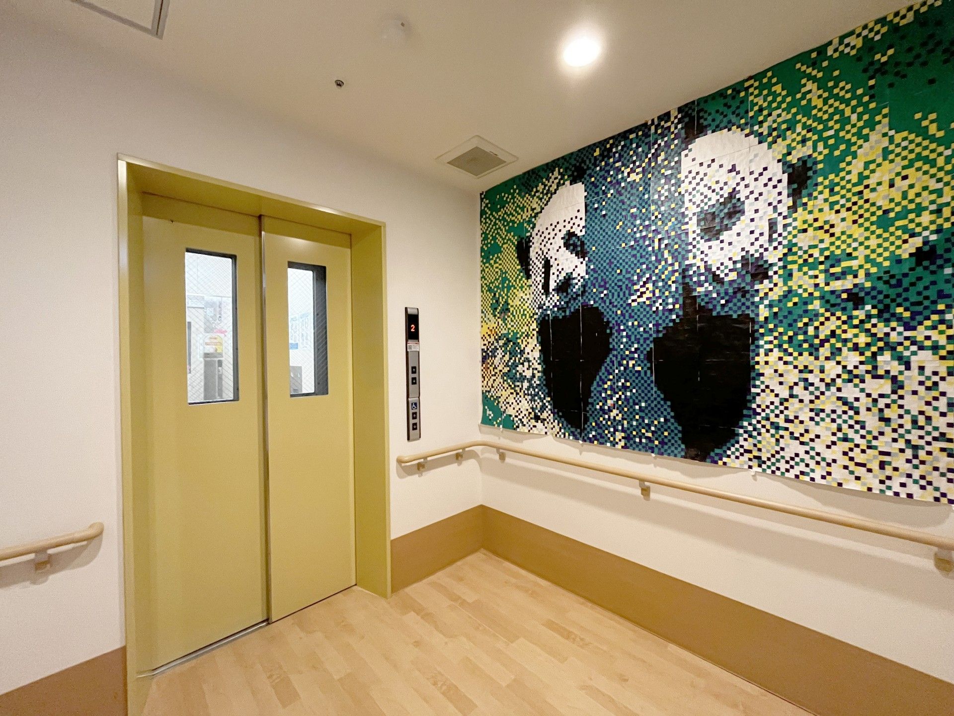 パンダの壁画とエレベーター