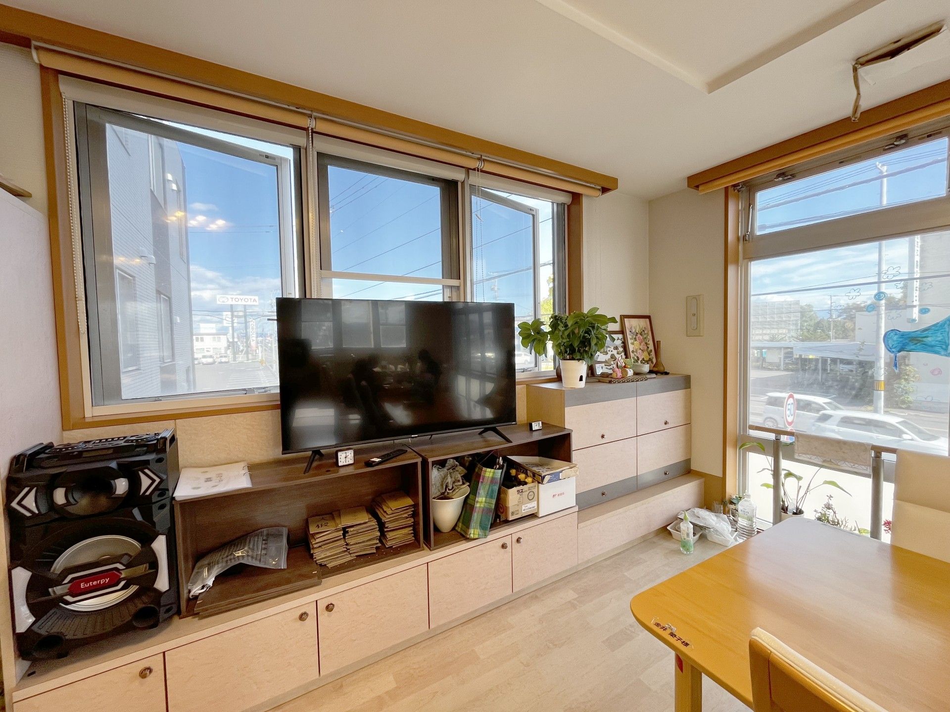 窓際のテレビと棚