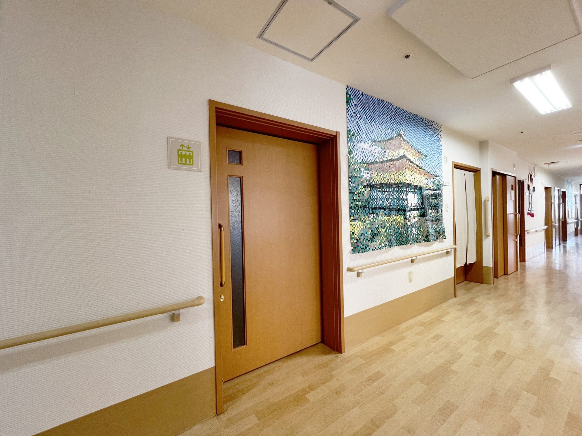 廊下の壁画と扉