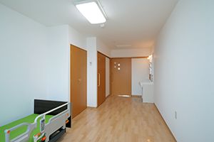 介護ベッド、洗面台が設置されている。