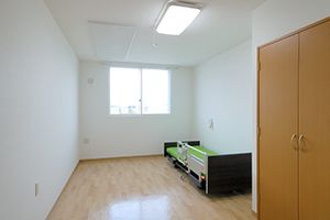 お部屋にはベッド、クローゼットが完備されている。