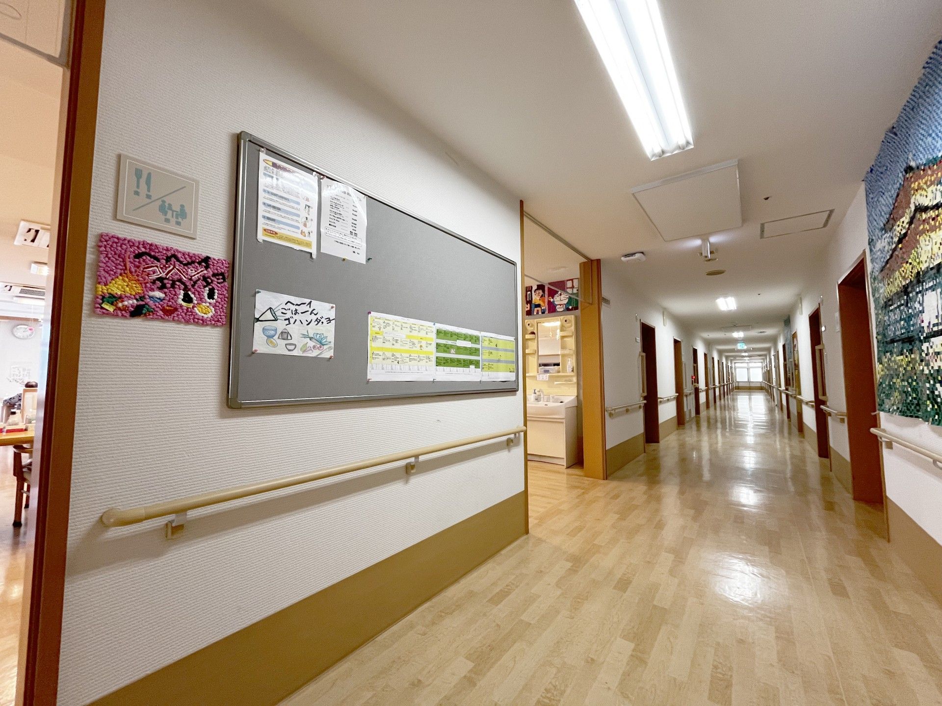 掲示板と長い廊下