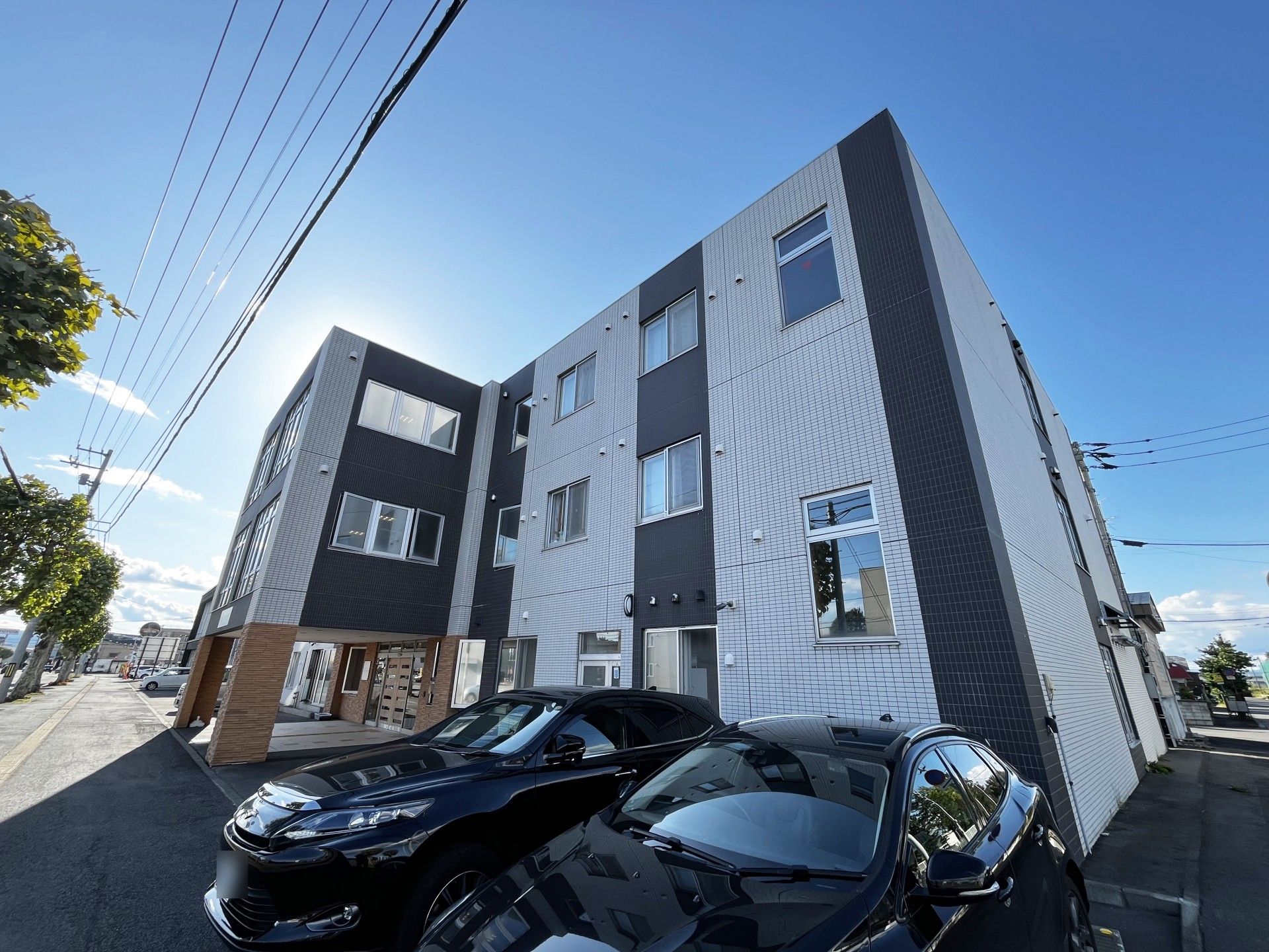 三階建ての建物外観