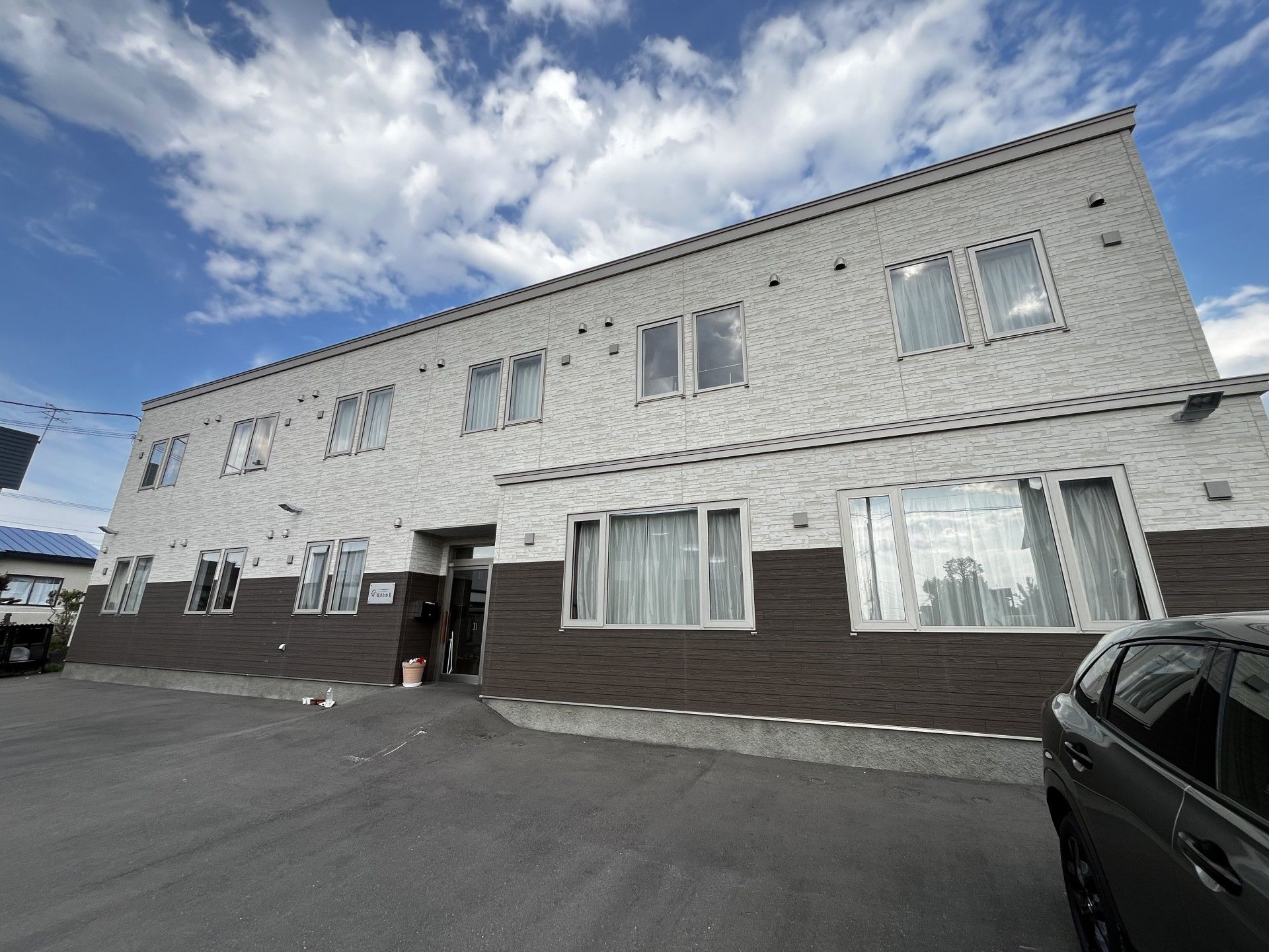 白い外壁の建物