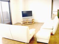 明るい雰囲気でテレビやソファーのある談話室