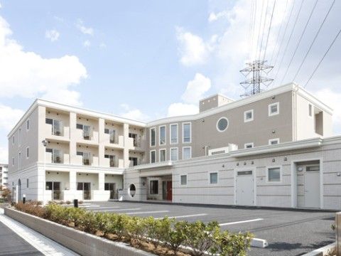 みんなの家・草加青柳（介護付有料老人ホーム）の外観。白い外壁が清潔感・安心感を与える施設外観となっております。