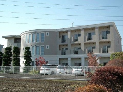 みんなの家・草加青柳（介護付有料老人ホームの駐車場。大きな駐車場を完備しております。お車でのご来訪が出来ます。